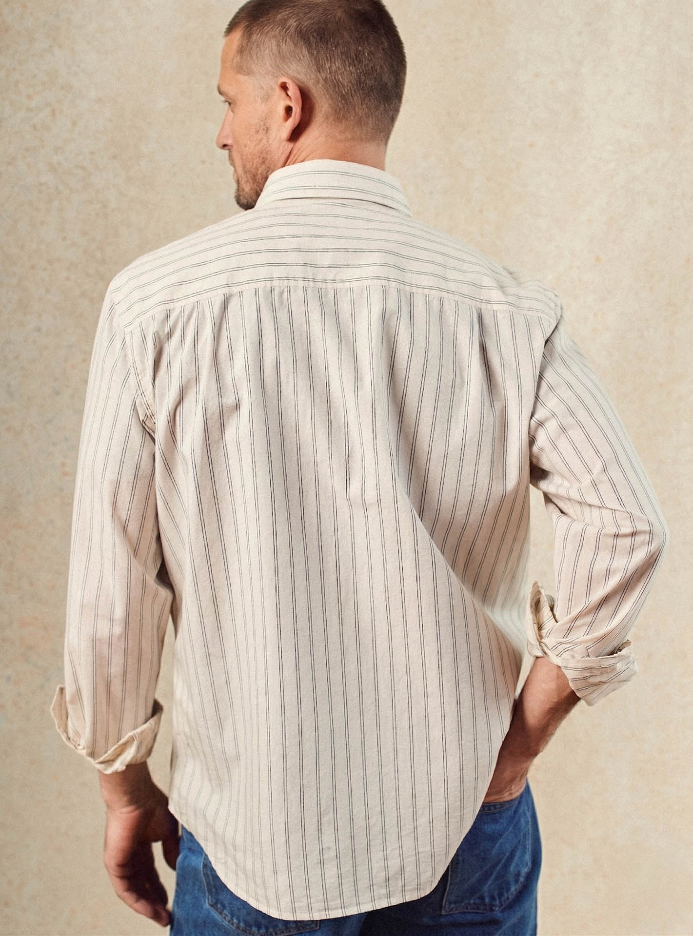 Chemise Robin Brume/Anthracite – Chemise 100% coton biologique rayée beige et gris anthracite avec coupe casual ample et rayures fines – plan taille