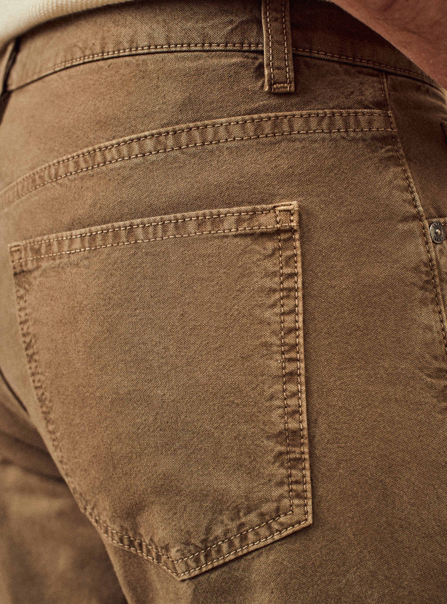 Jean Joe Stone Beige – Jean 100% coton beige avec coupe droite et denim au délavage effet vieilli – gros plan