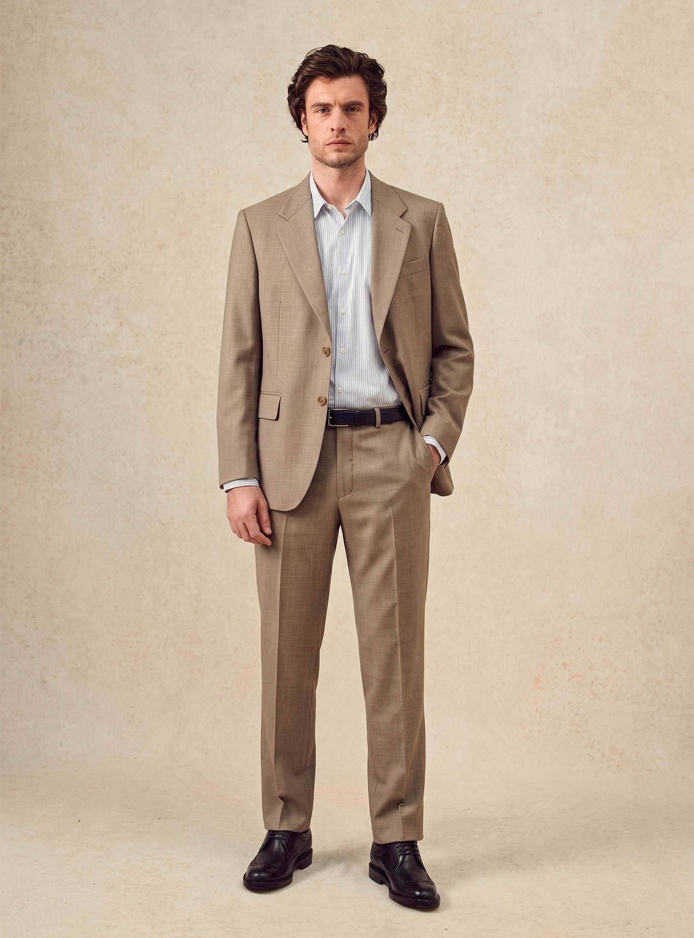 Pantalon de costume Clark Seigle – Pantalon costume 100% laine chinée beige avec pli cassé et poches italiennes – plan pied