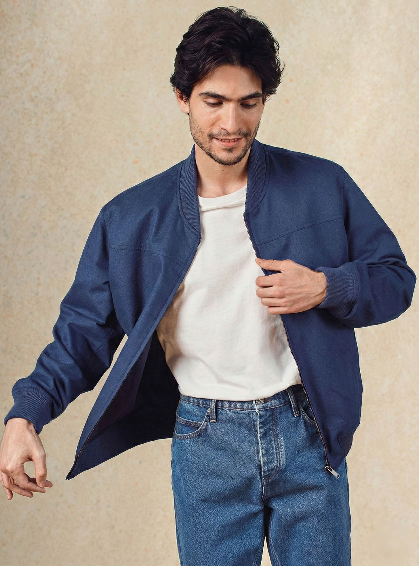 Blouson Chester Abysse –  Blouson 60% coton 40% polyester bleu marine avec coupe teddy et matière légère, agréable – plan taille 