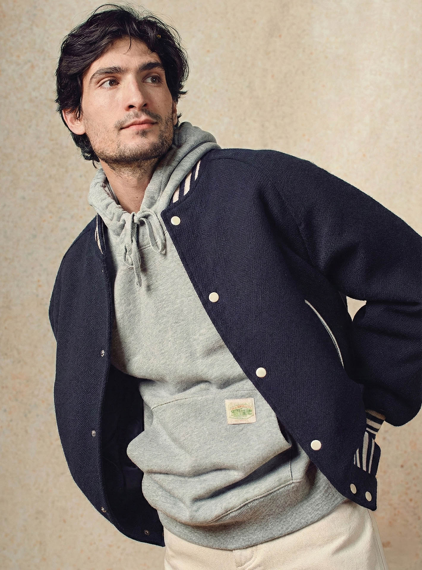 Blouson Eddy Navy –  Blouson 50% laine 50% polyester bleu marine teddy inspiration vintage et manches raglans – plan taille