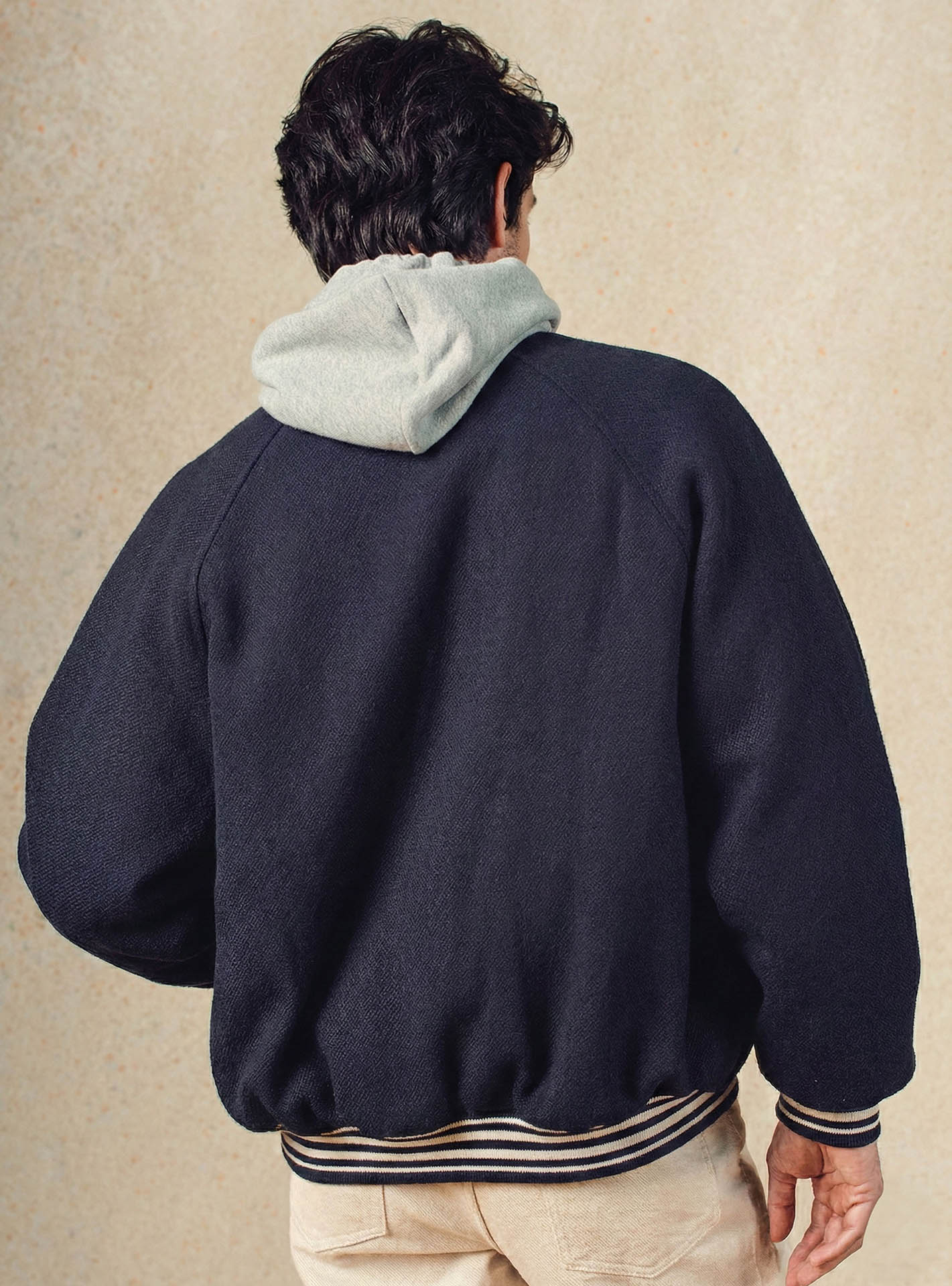 Blouson Eddy Navy –  Blouson 50% laine 50% polyester bleu marine teddy inspiration vintage et manches raglans – plan taille 