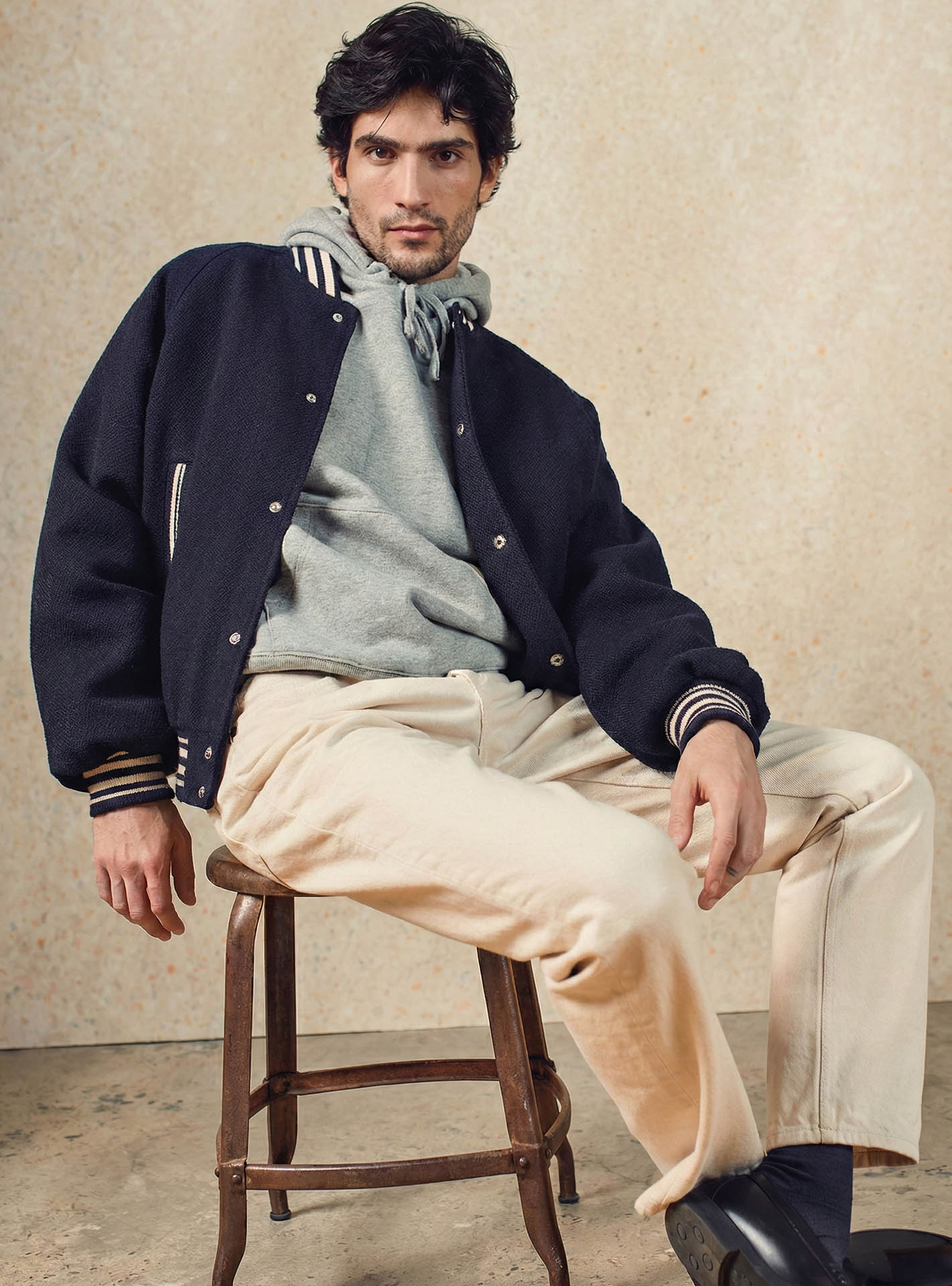 Blouson Eddy Navy –  Blouson 50% laine 50% polyester bleu marine teddy inspiration vintage et manches raglans – plan taille 