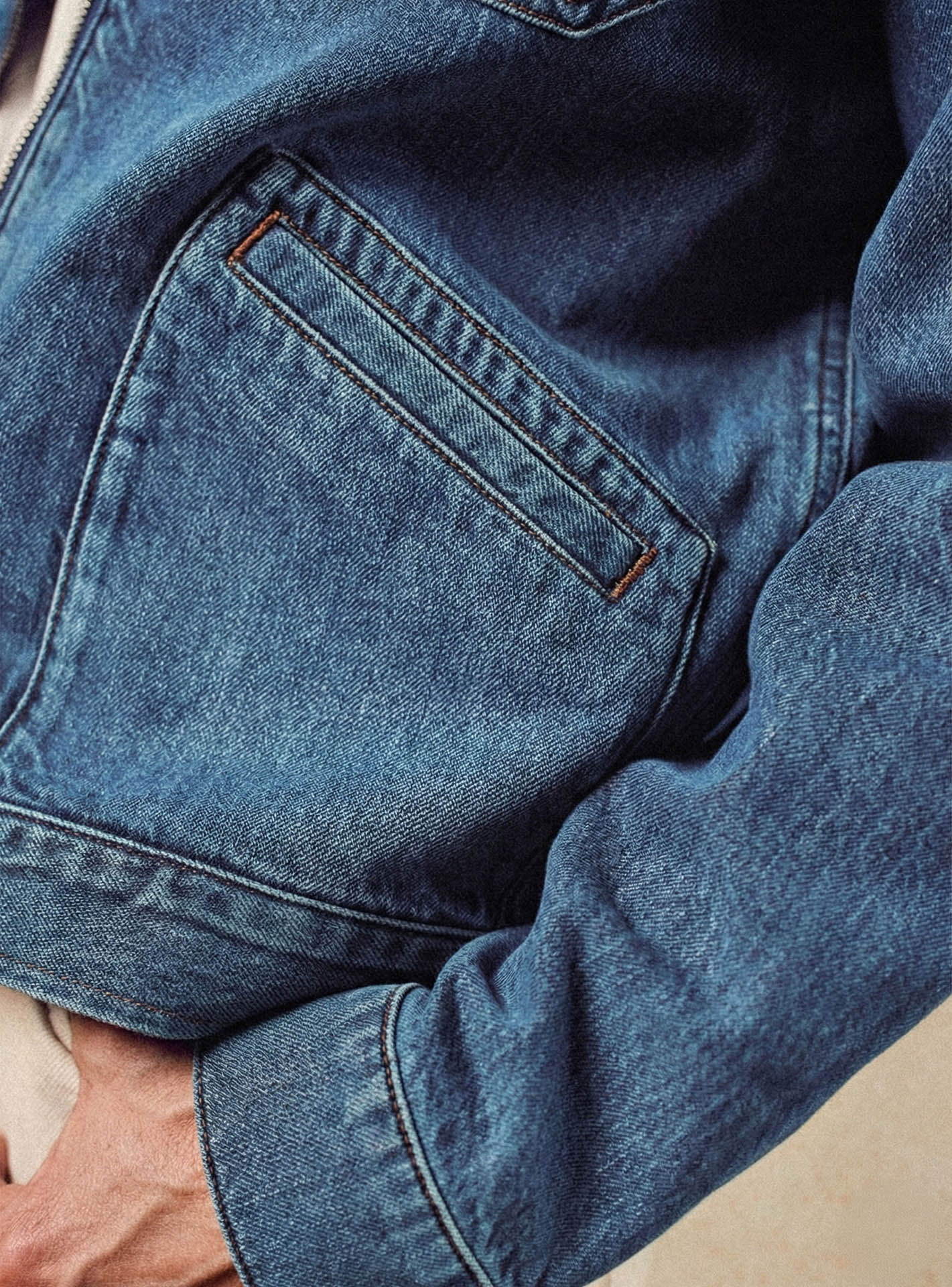 Blouson Bruce Double Stone –  Blouson 100% coton bleu jean avec col chemise  et volume ample boxy – gros plan