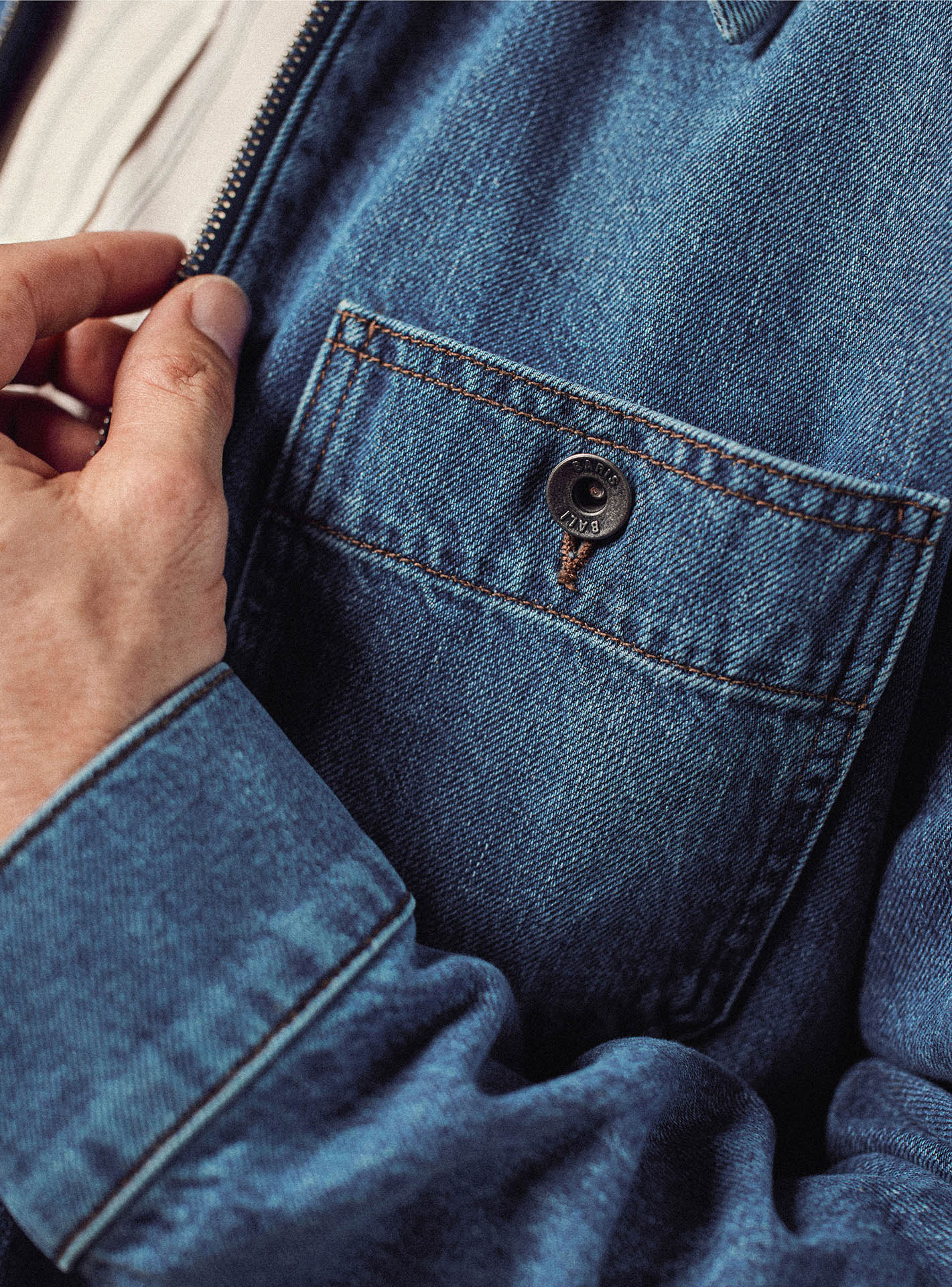 Blouson Bruce Double Stone –  Blouson 100% coton bleu jean avec col chemise  et volume ample boxy – gros plan