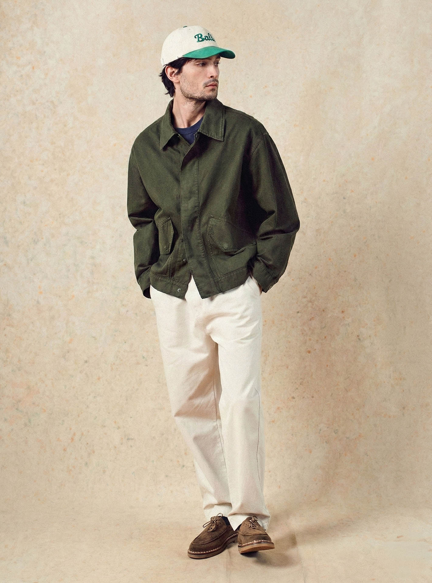 Blouson Paros Avocat – Blouson 85% coton 15% inspiration vintage avec boutons pressions et deux poches à rabats - plan en pied