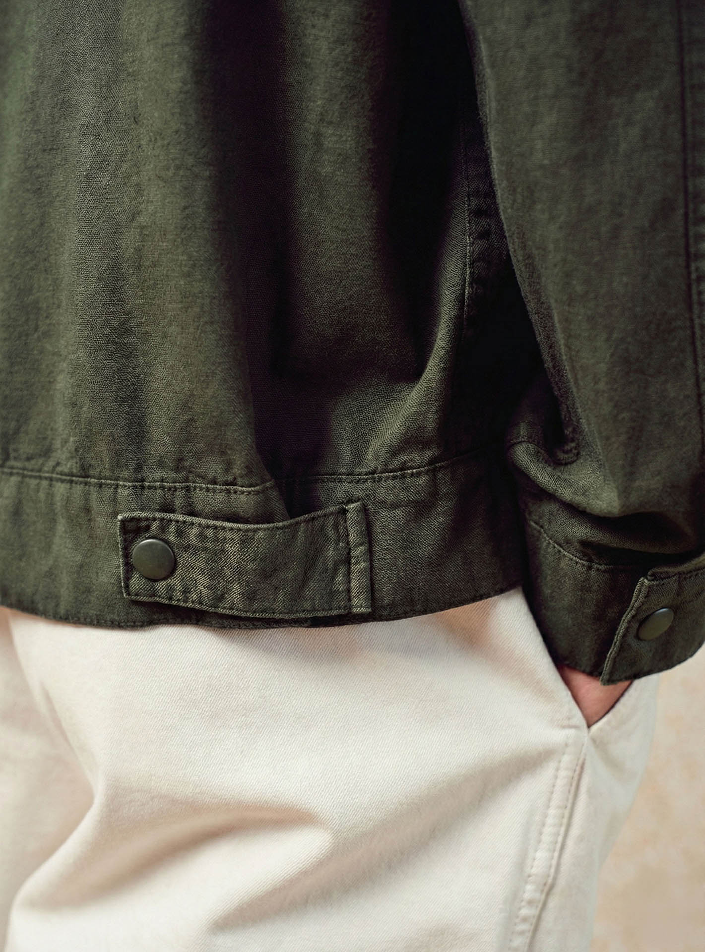 Blouson Paros Avocat – Blouson 85% coton 15% inspiration vintage avec boutons pressions et deux poches à rabats - gros plan