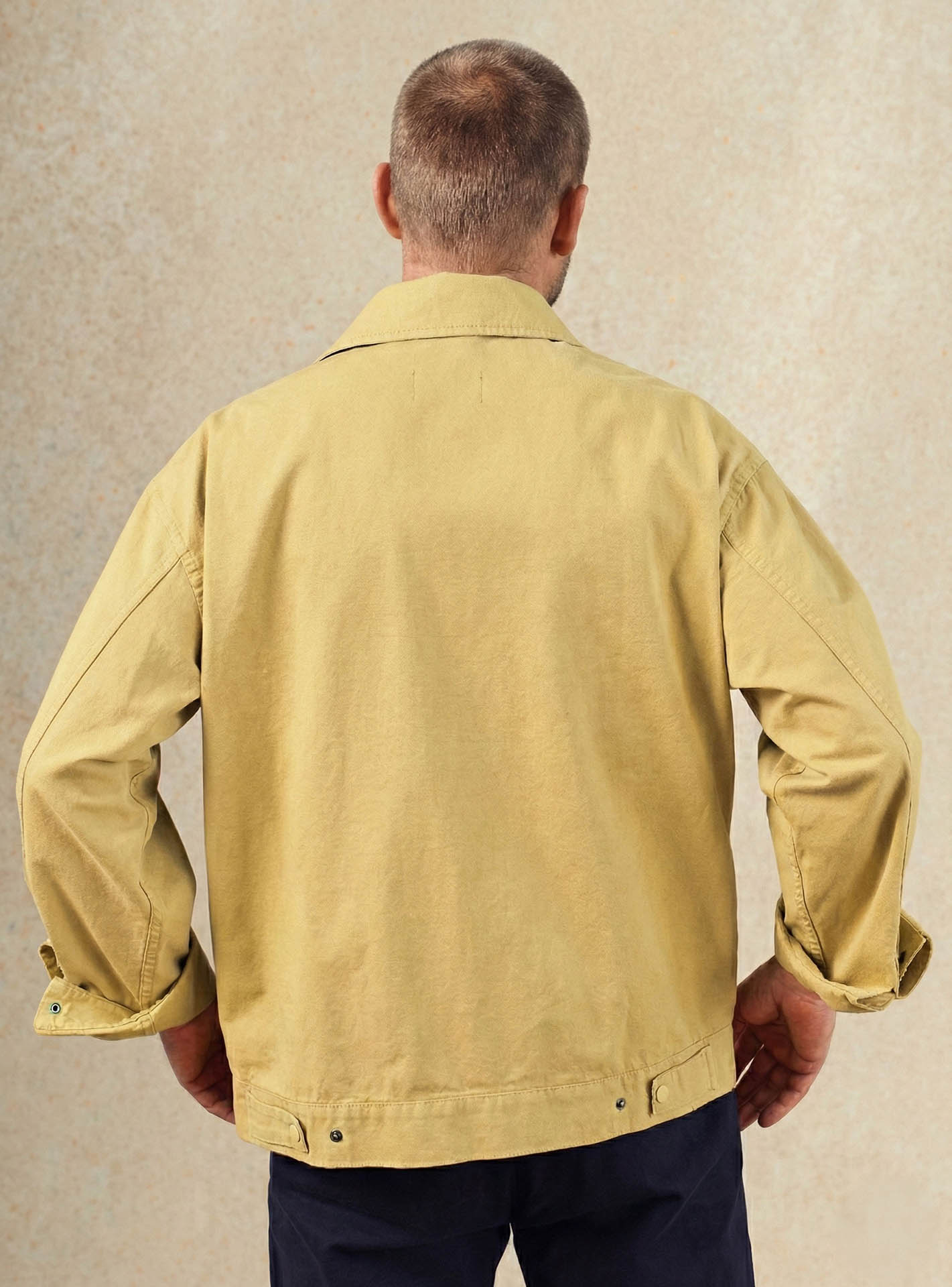 Blouson Paros Raffia  – Blouson 85% coton 15% jaune inspiration vintage avec boutons pressions et deux poches à rabats - plan taille