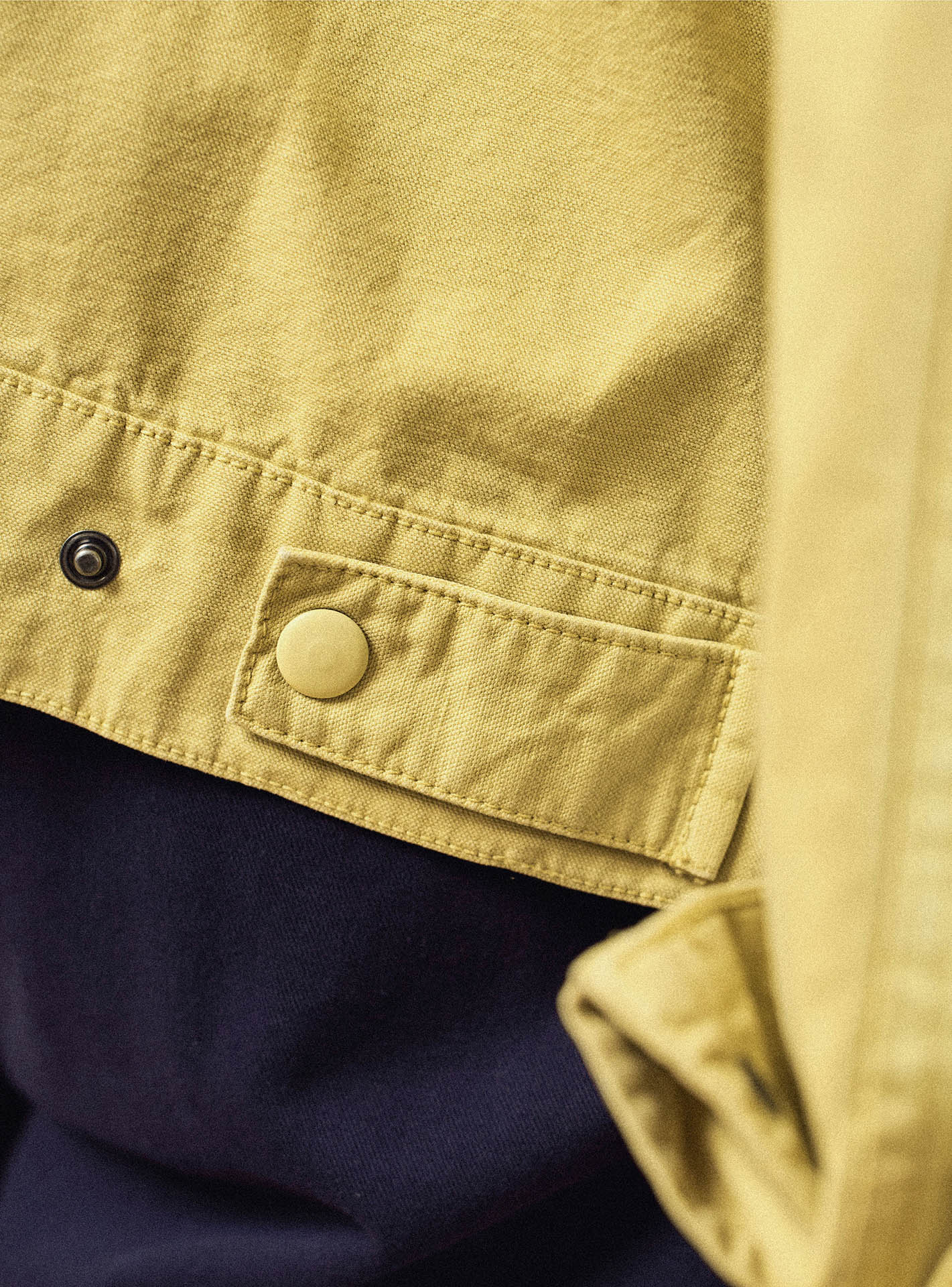 Blouson Paros Raffia  – Blouson 85% coton 15% jaune inspiration vintage avec boutons pressions et deux poches à rabats - gros plan
