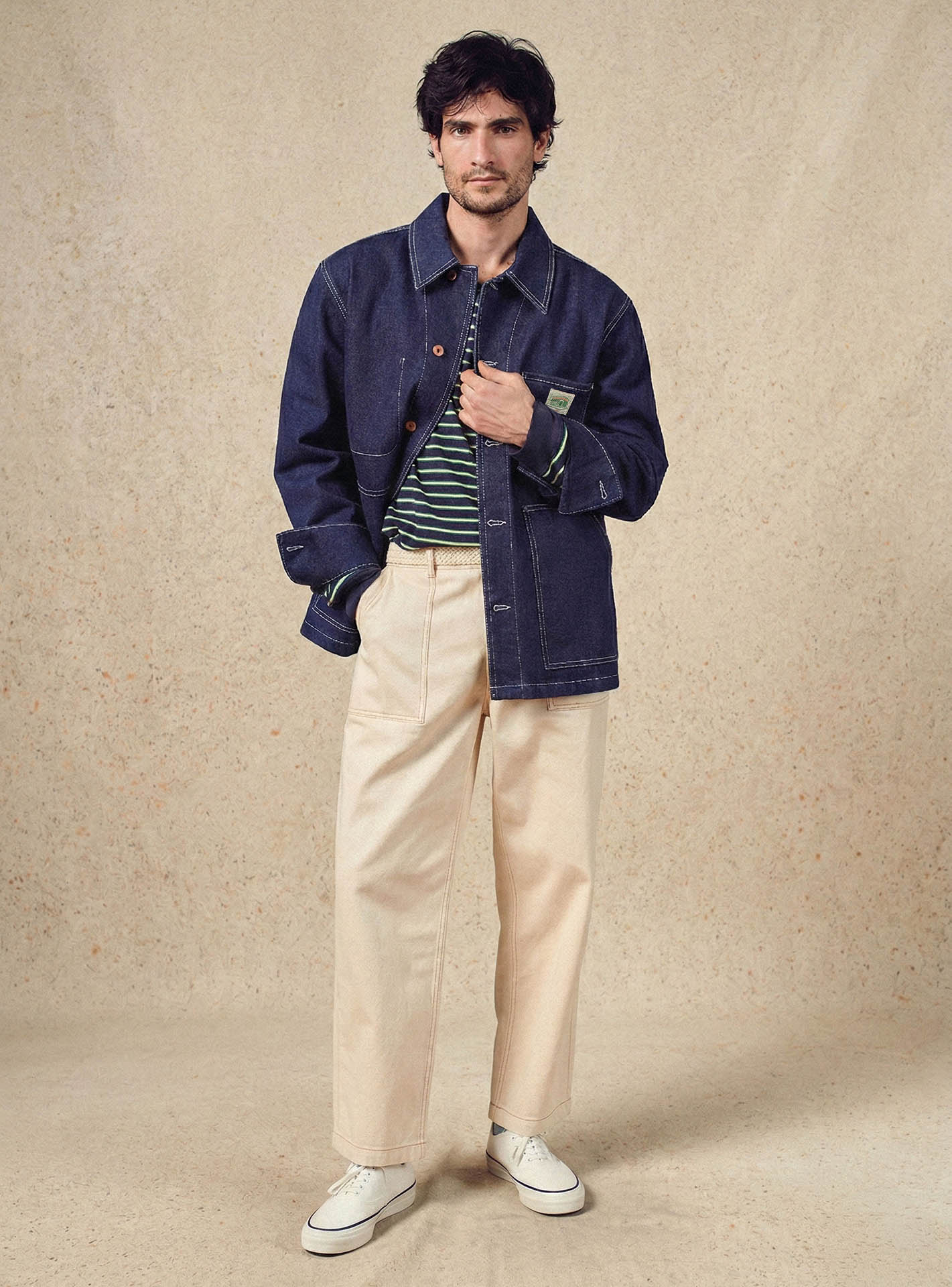Blouson Mel Brut –  Blouson 100% coton bleu foncé avec petite poche plaquée et surpiqûres contrastées – plan en pied
