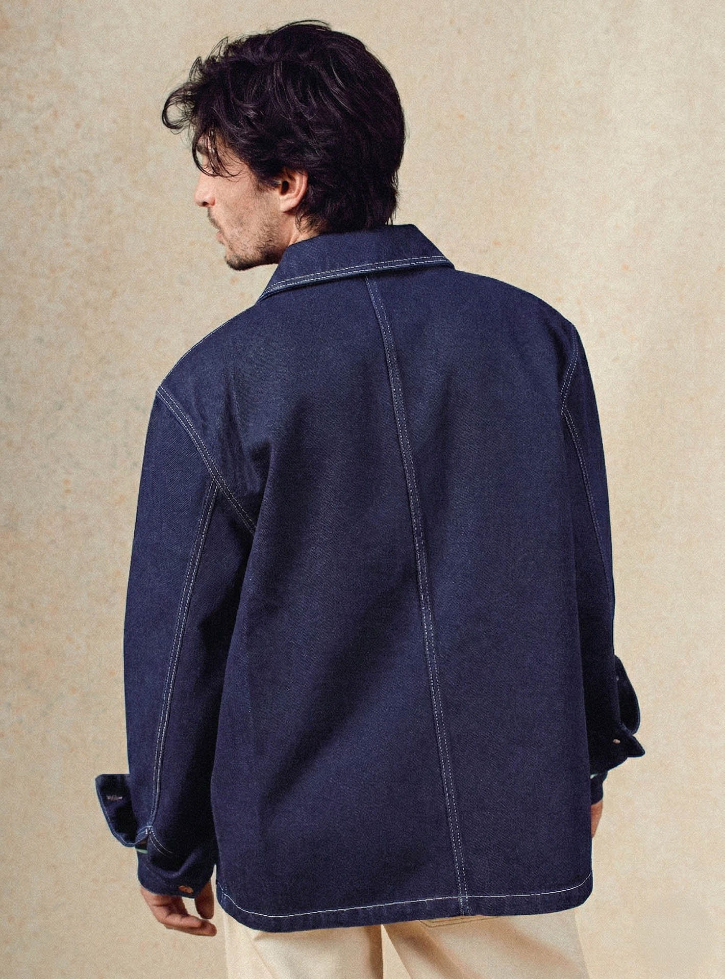 Blouson Mel Brut –  Blouson 100% coton bleu foncé avec petite poche plaquée et surpiqûres contrastées – plan taille 