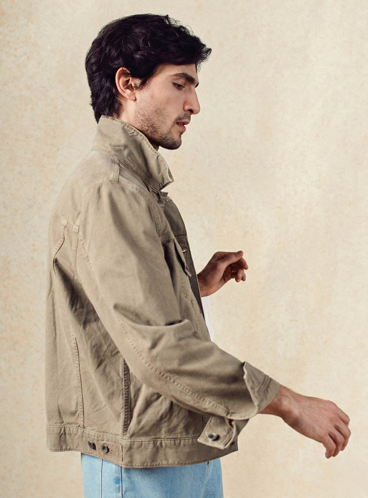 Blouson Tom Stone beige - 100% coton beige avec fermeture boutonnée et deux poches poitrine – plan taille