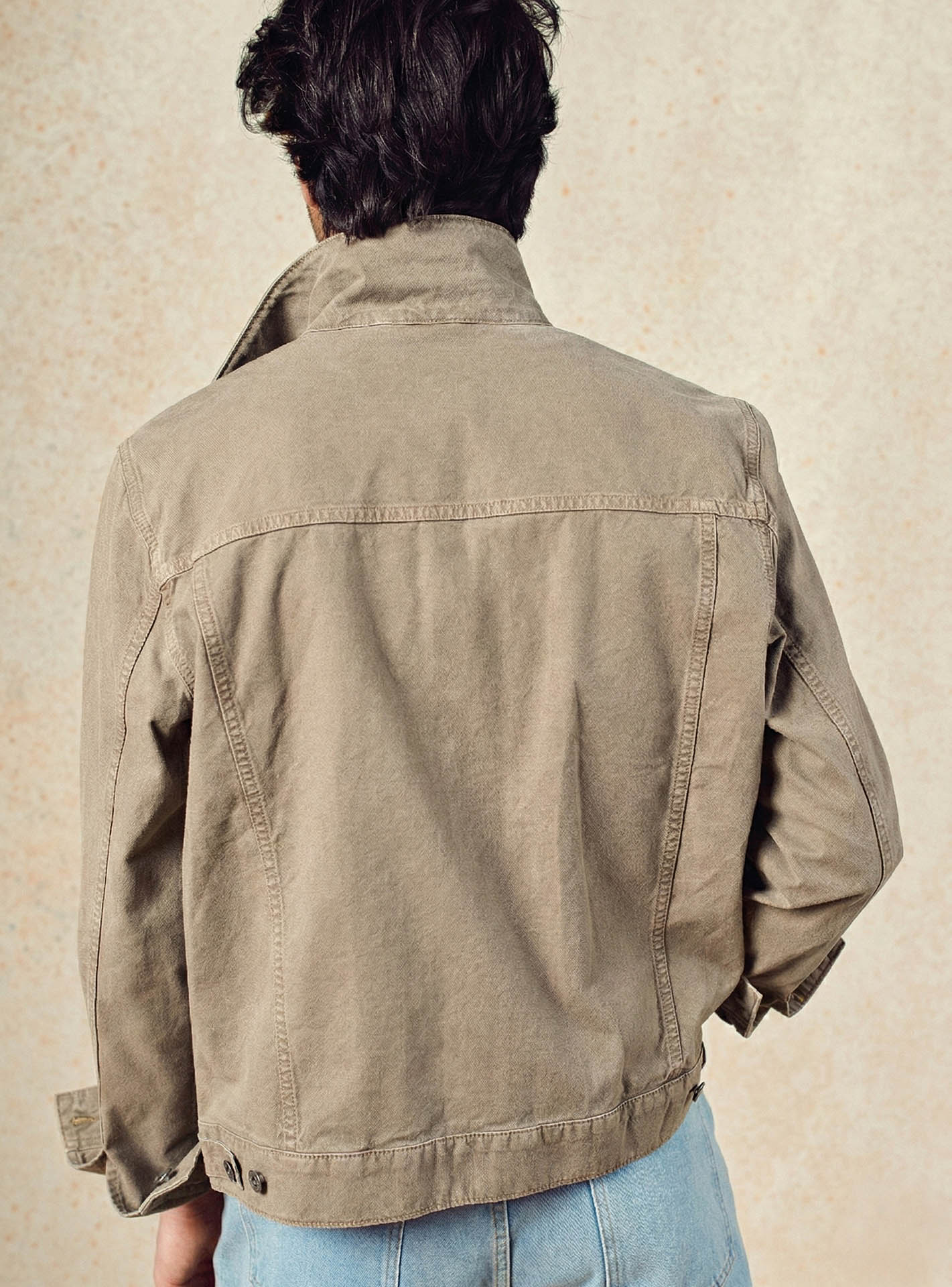 Blouson Tom Stone beige - 100% coton beige avec fermeture boutonnée et deux poches poitrine – plan taille