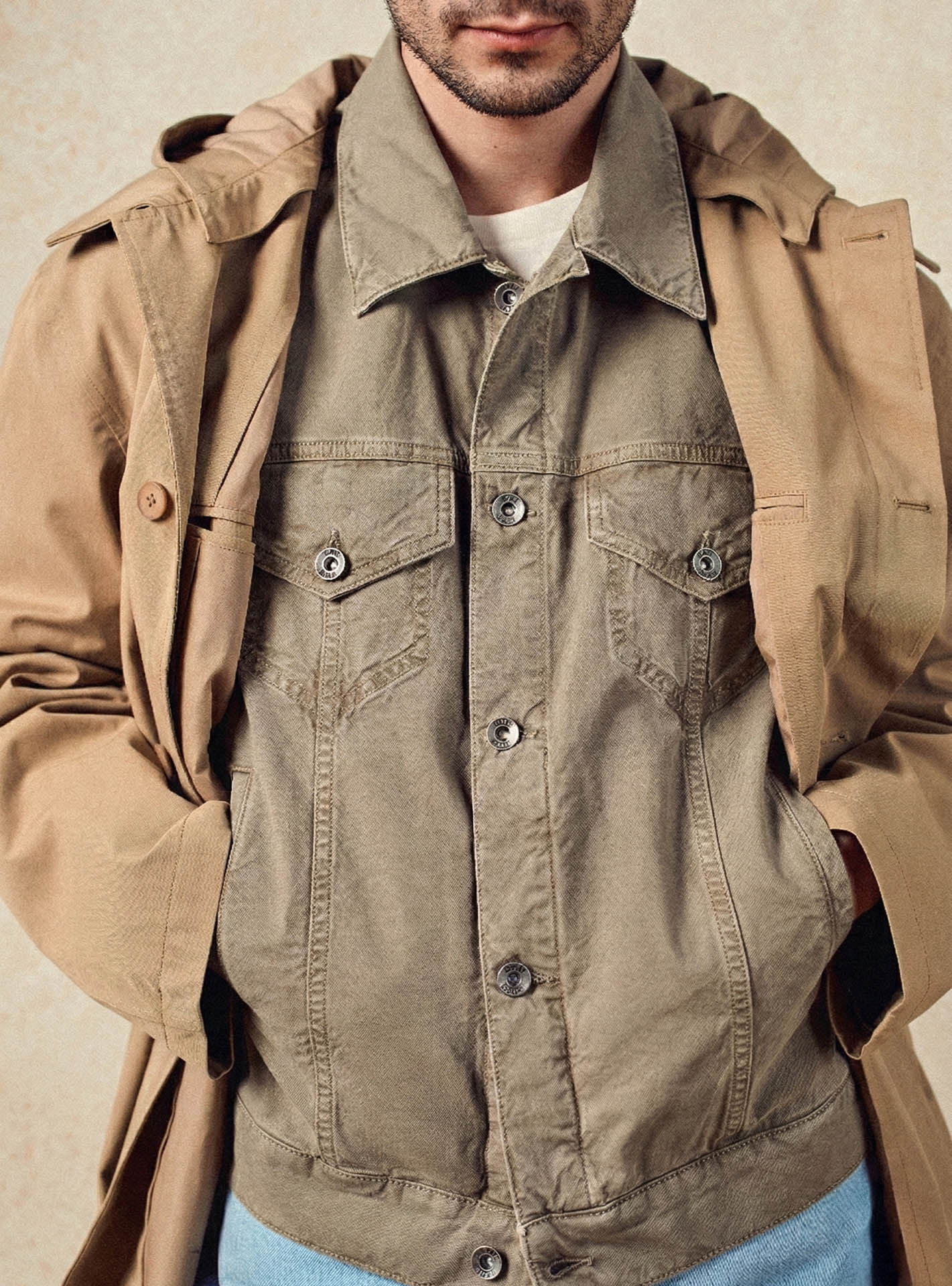 Blouson Tom Stone beige - 100% coton beige avec fermeture boutonnée et deux poches poitrine – gros plan