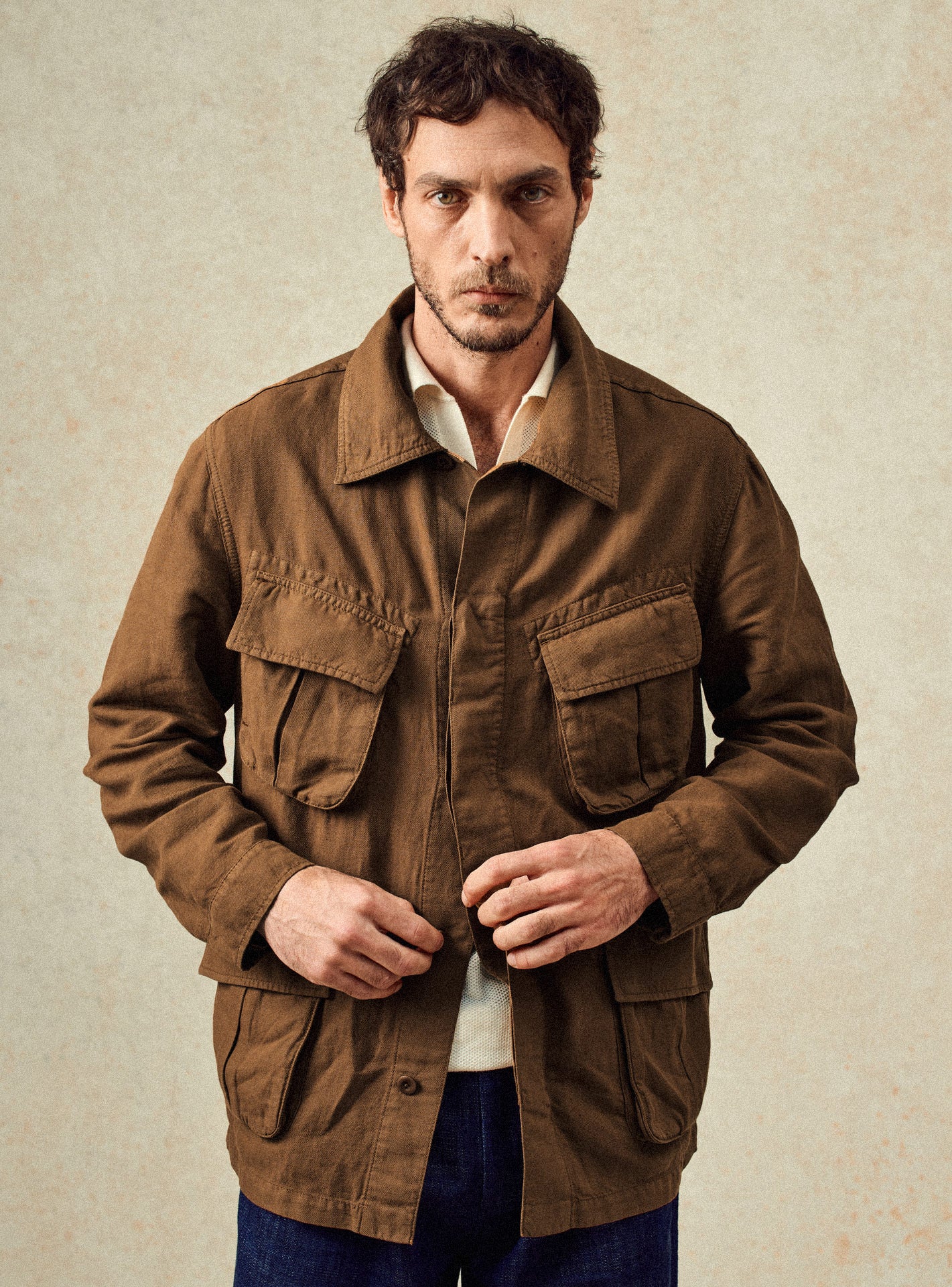 Blouson Aliocha Brun – 60% lin, 40% coton marron avec coupe droite et deux poches poitrine soufflets - plan taille