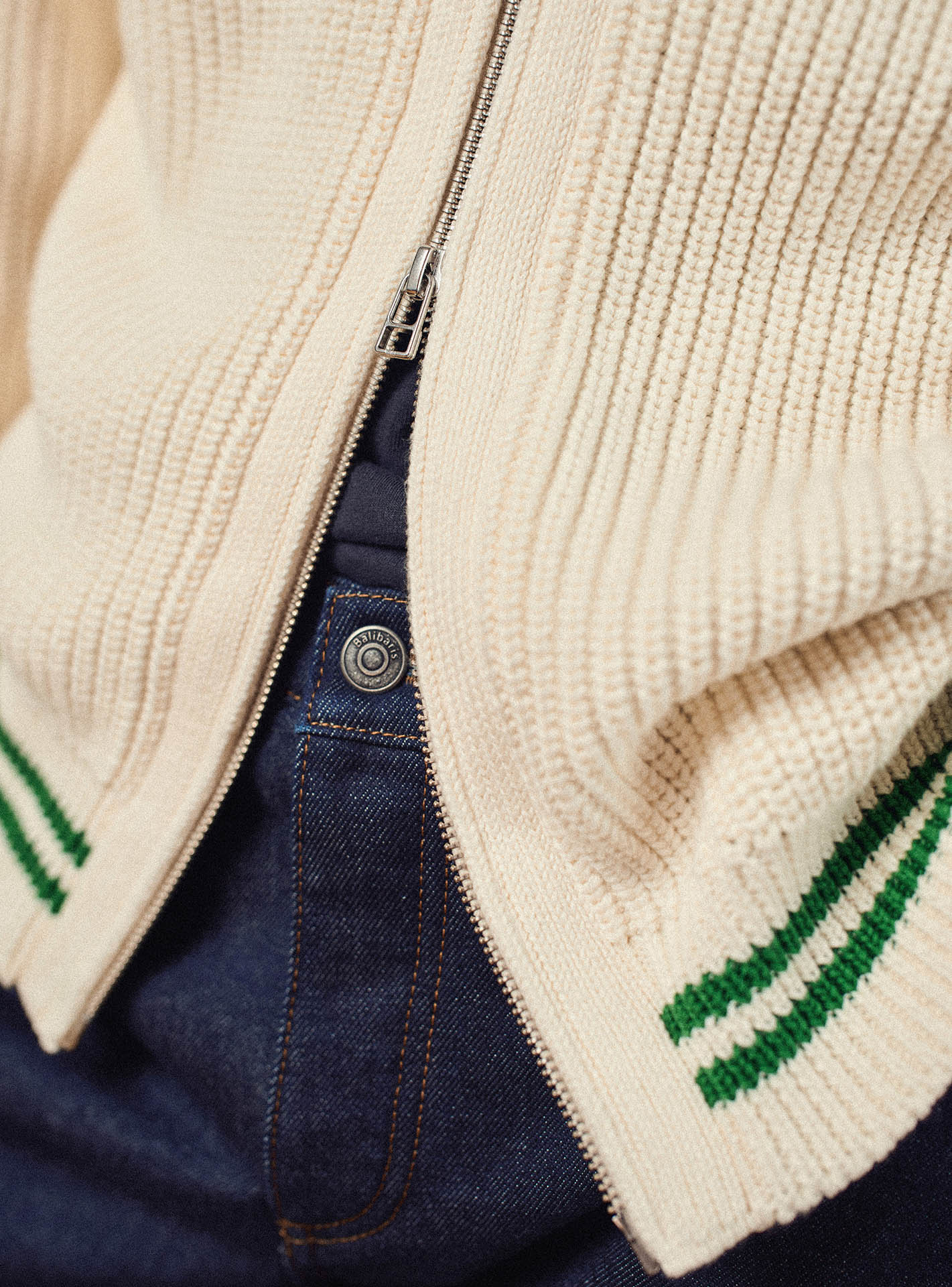 Cardigan Capri Ecru –  Cardigan 100% coton écru avec zip et côtes anglaises – gros plan