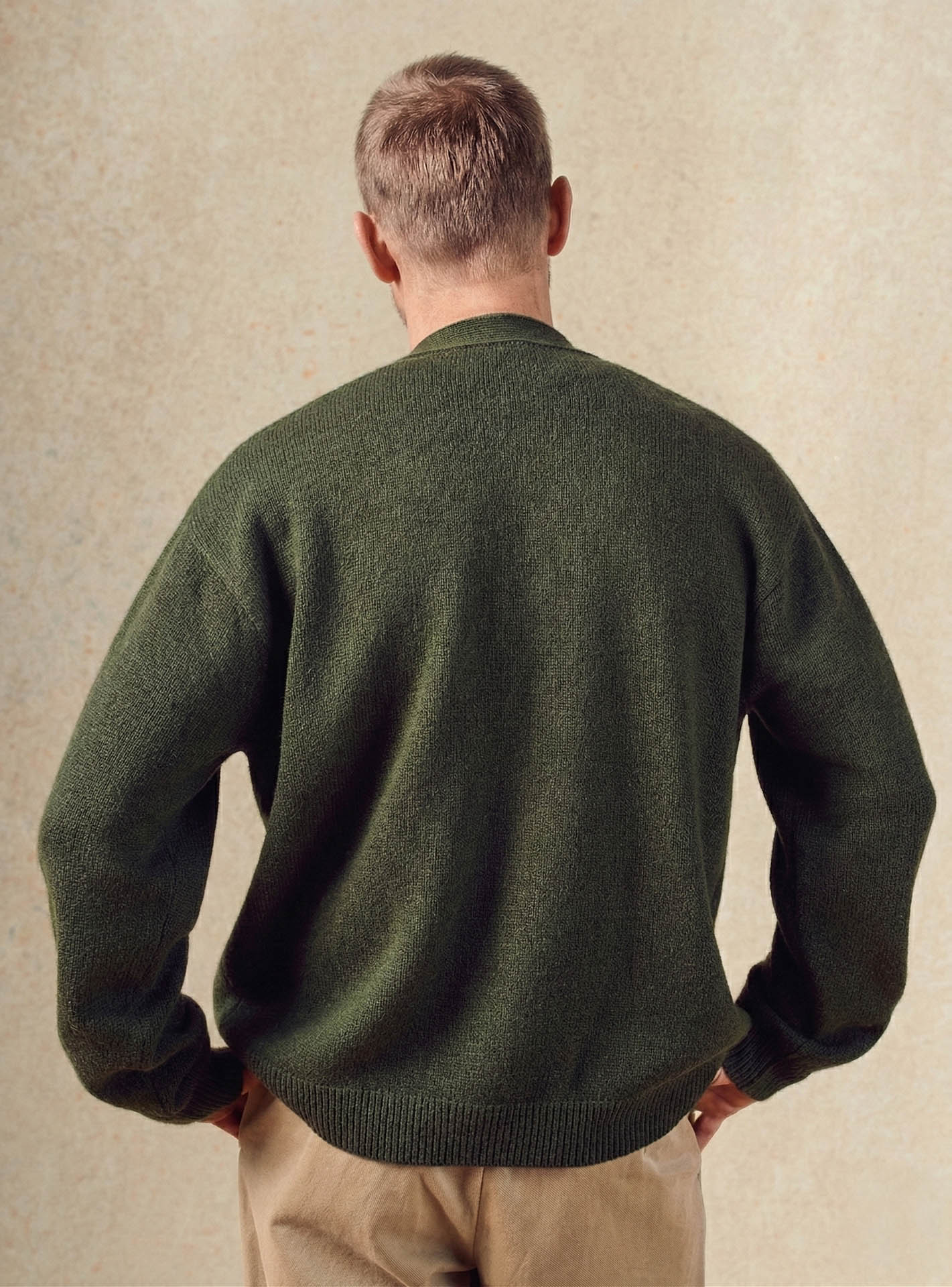 Cardigan Francis Avocat –  Cardigan 100% laine vert avec col V  et point jersey – plan taille