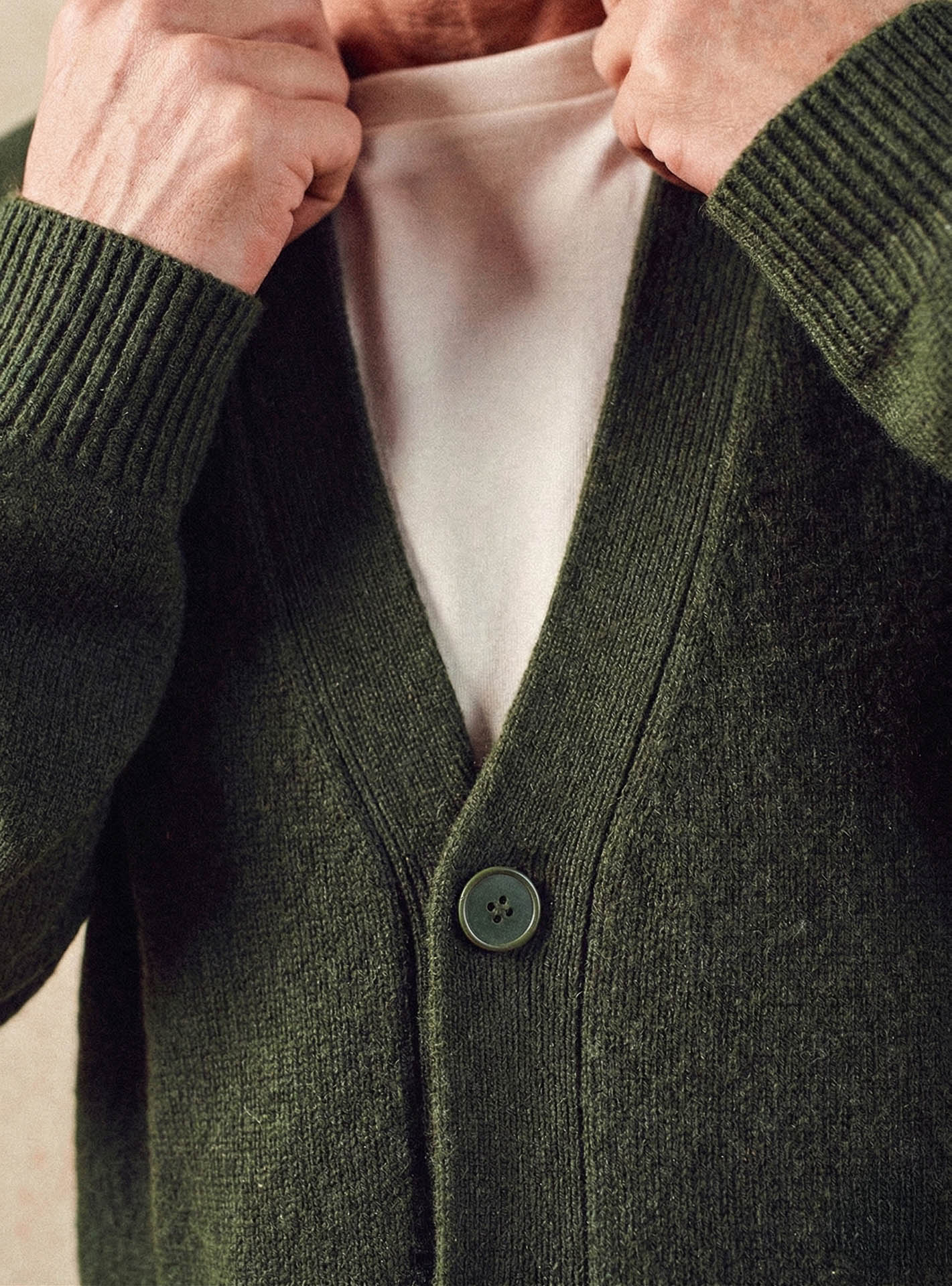 Cardigan Francis Avocat –  Cardigan 100% laine vert avec col V  et point jersey - gros plan