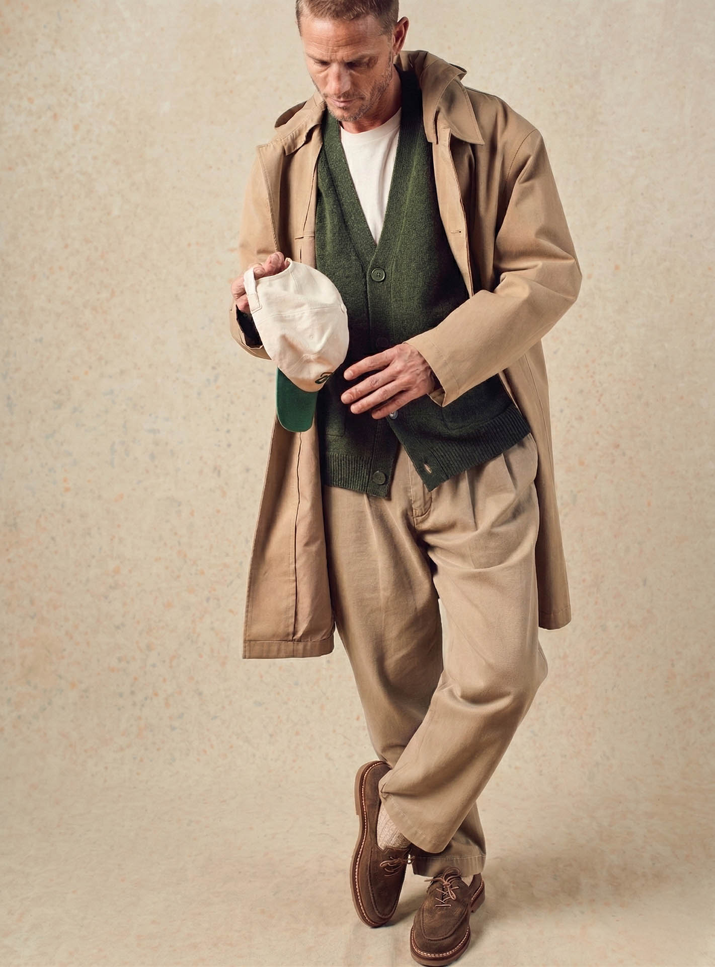 Cardigan Francis Avocat –  Cardigan 100% laine vert avec col V  et point jersey – plan en pied
