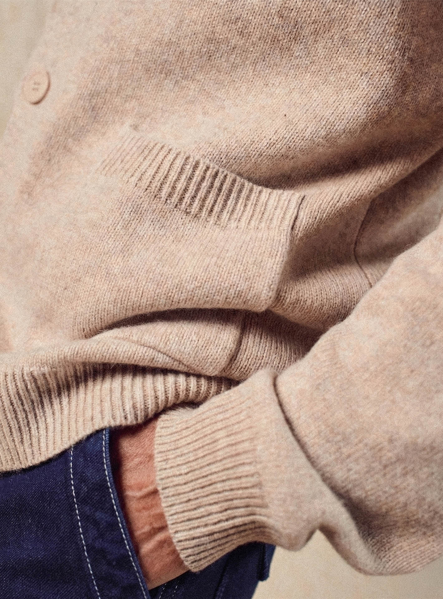 Cardigan Francis Seigle –  Cardigan 100% laine beige avec col V  et point jersey – gros plan