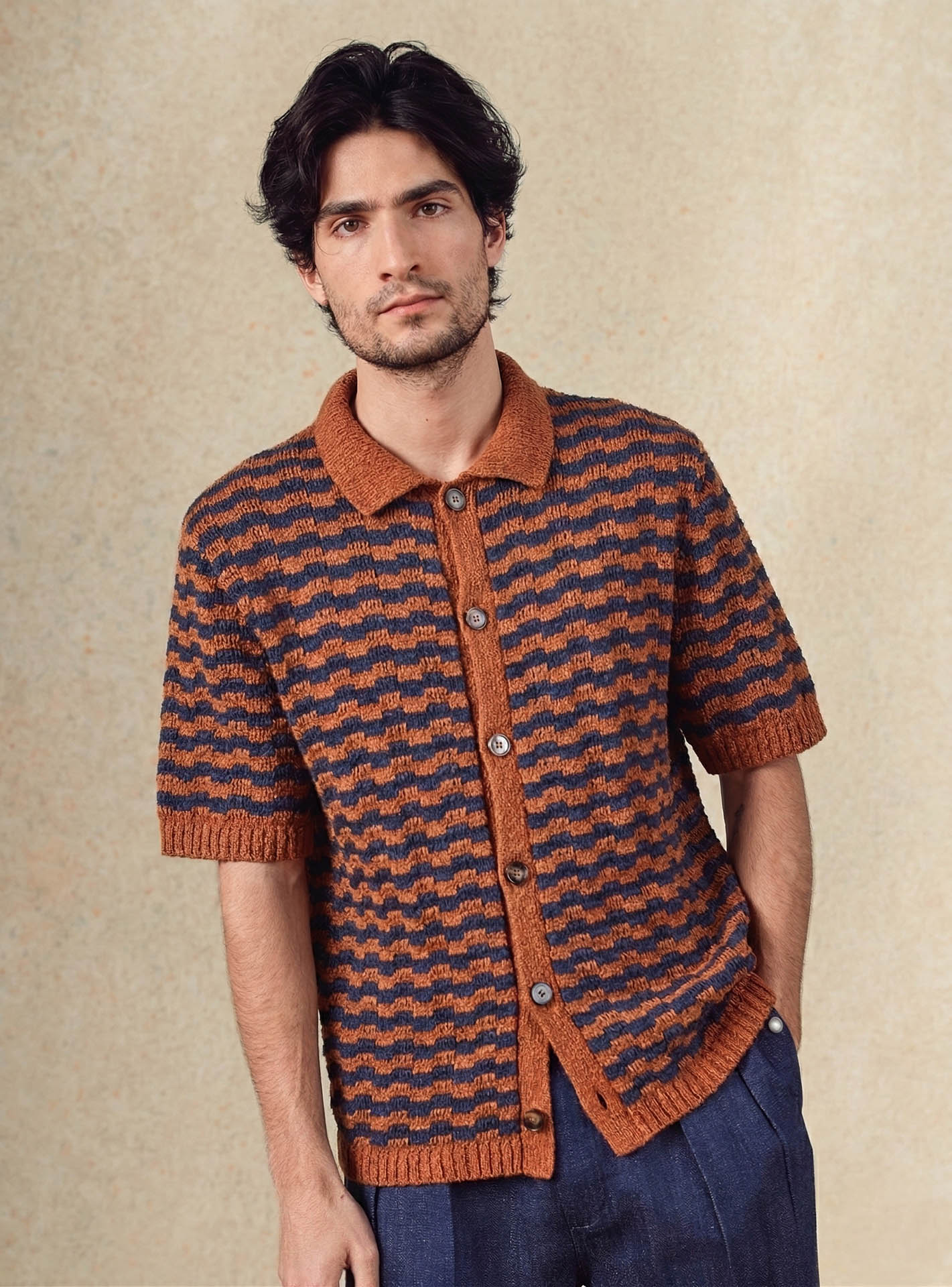 Cardigan Howard Navy/Pumpkin –  Cardigan 70% coton 30% lin orange et bleu marine gilet à manches courtes avec motif à rayures - plan taille