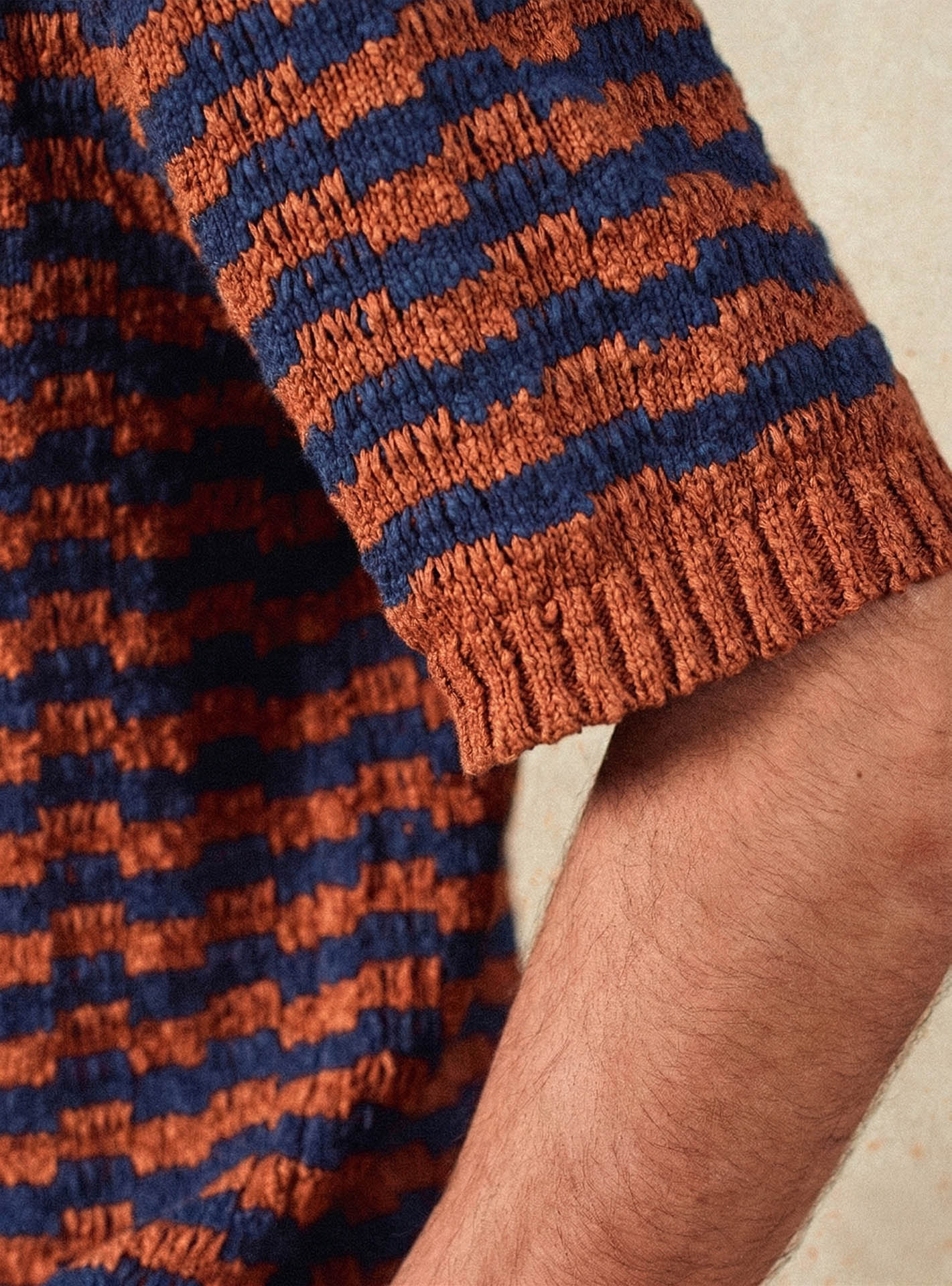 Cardigan Howard Navy/Pumpkin –  Cardigan 70% coton 30% lin orange et bleu marine gilet à manches courtes avec motif à rayures - gros plan