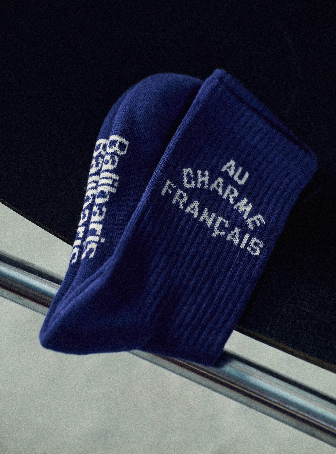 Chaussettes Berny Outremer –  Chaussettes 80% coton 18% polyamide 2% élasthanne bleu vif avec Jacquard "Au Charme Français" et style sporty –  gros plan
