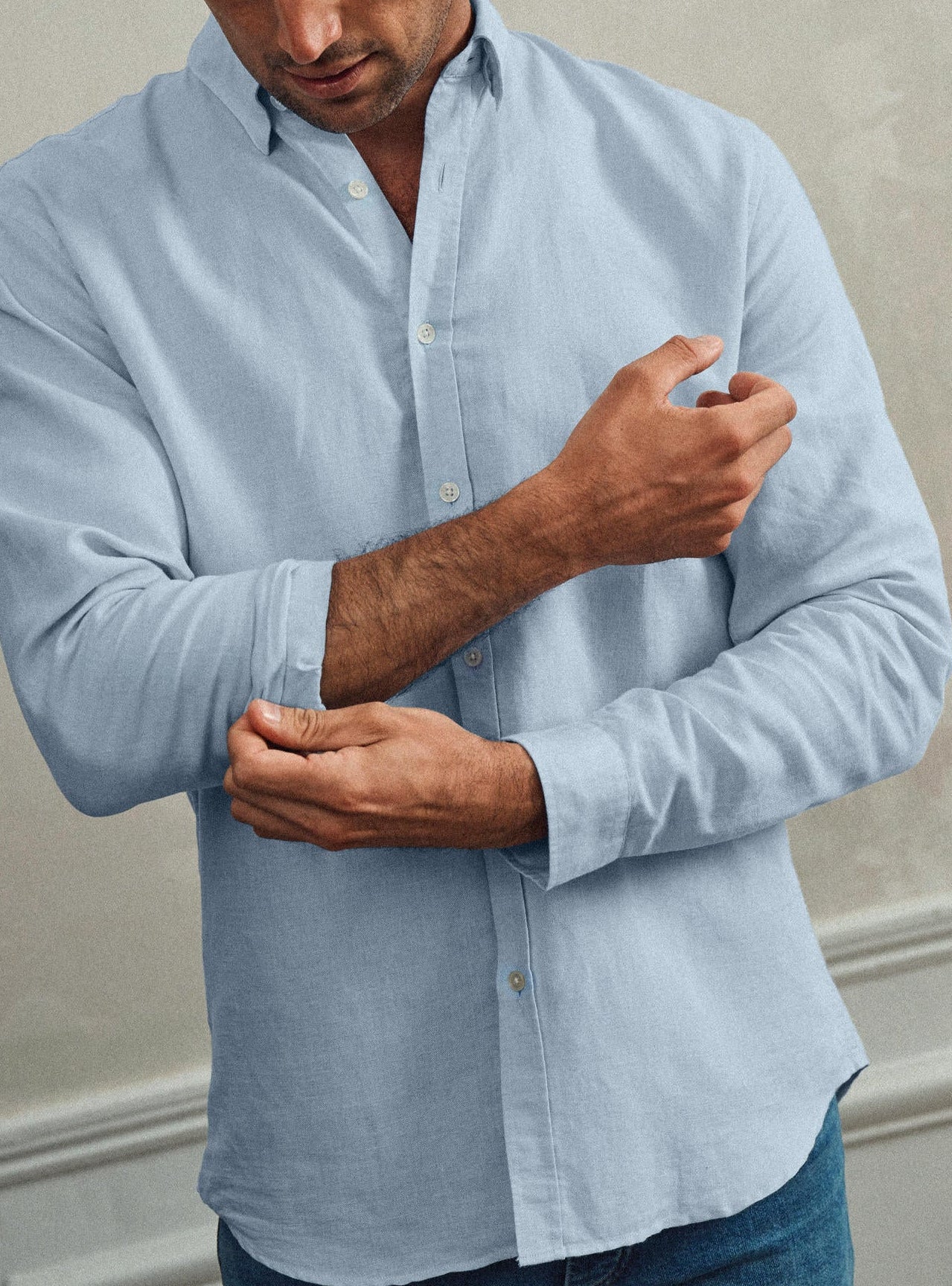 Chemise Mercer Bleu Acier–  Chemise 59% lin 41% coton bleu clair unie avec coupe semi-ajustée et col français – plan taille