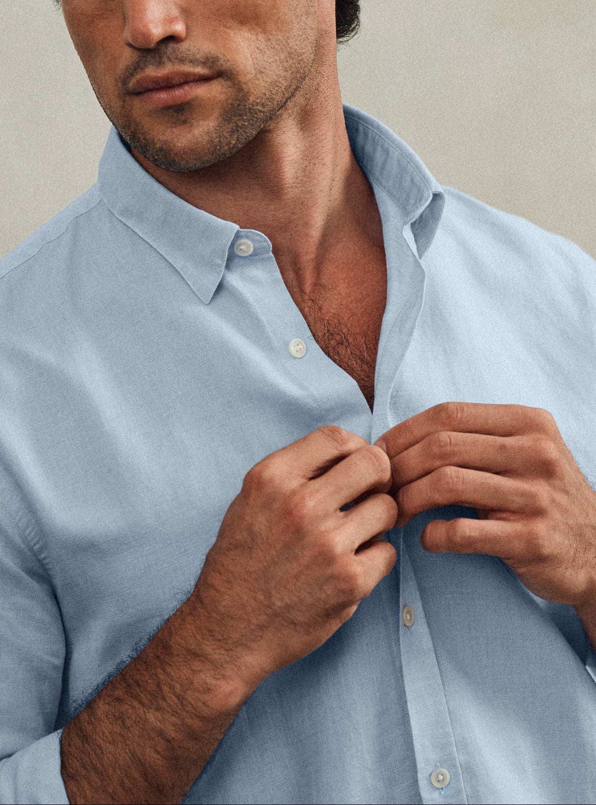 Chemise Mercer Bleu Acier–  Chemise 59% lin 41% coton bleu clair unie avec coupe semi-ajustée et col français – gros plan