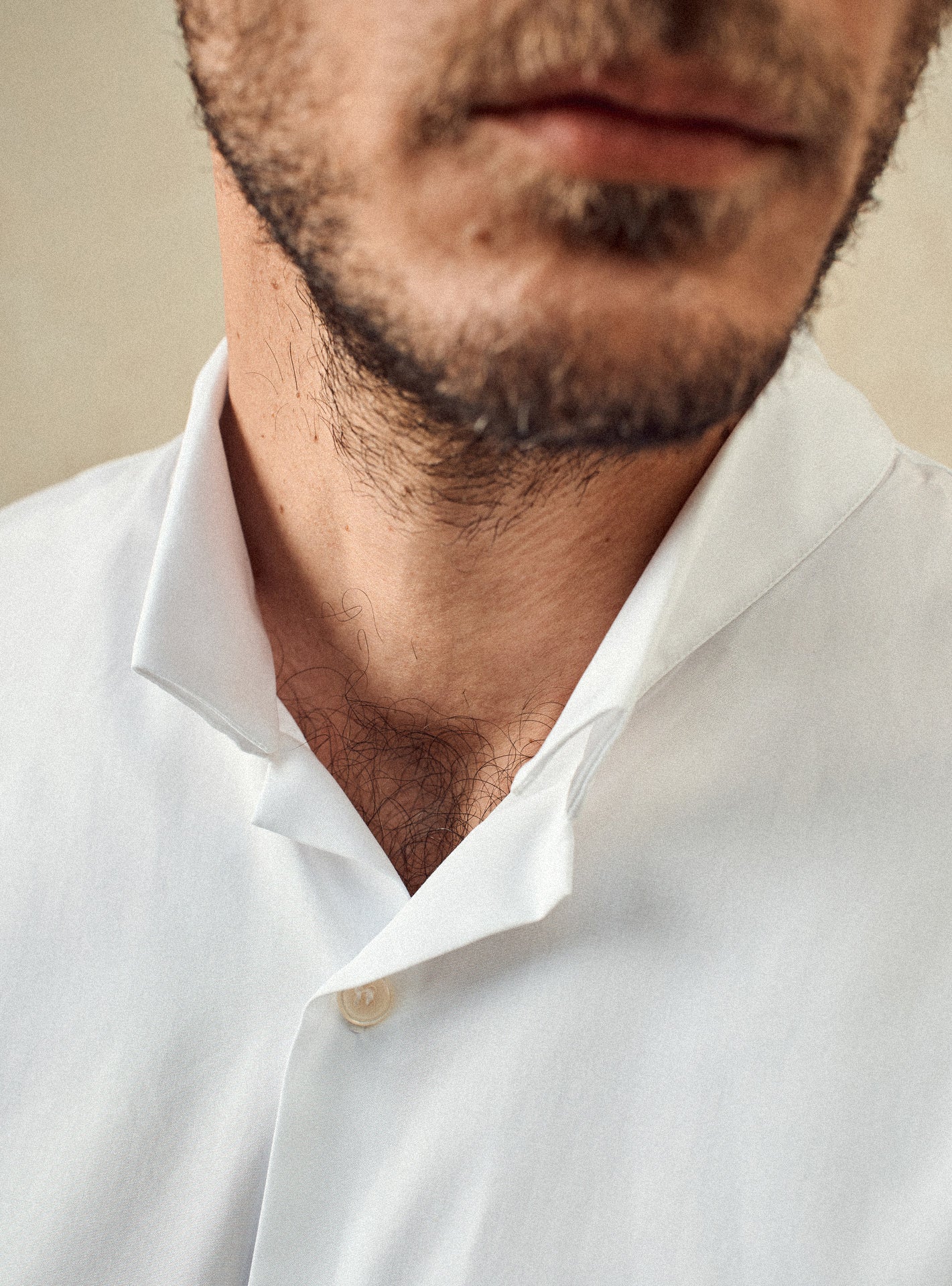 Chemise Jill White – Chemise 100% coton blanc avec coupe semi-ajustée et col inversé – gros plan