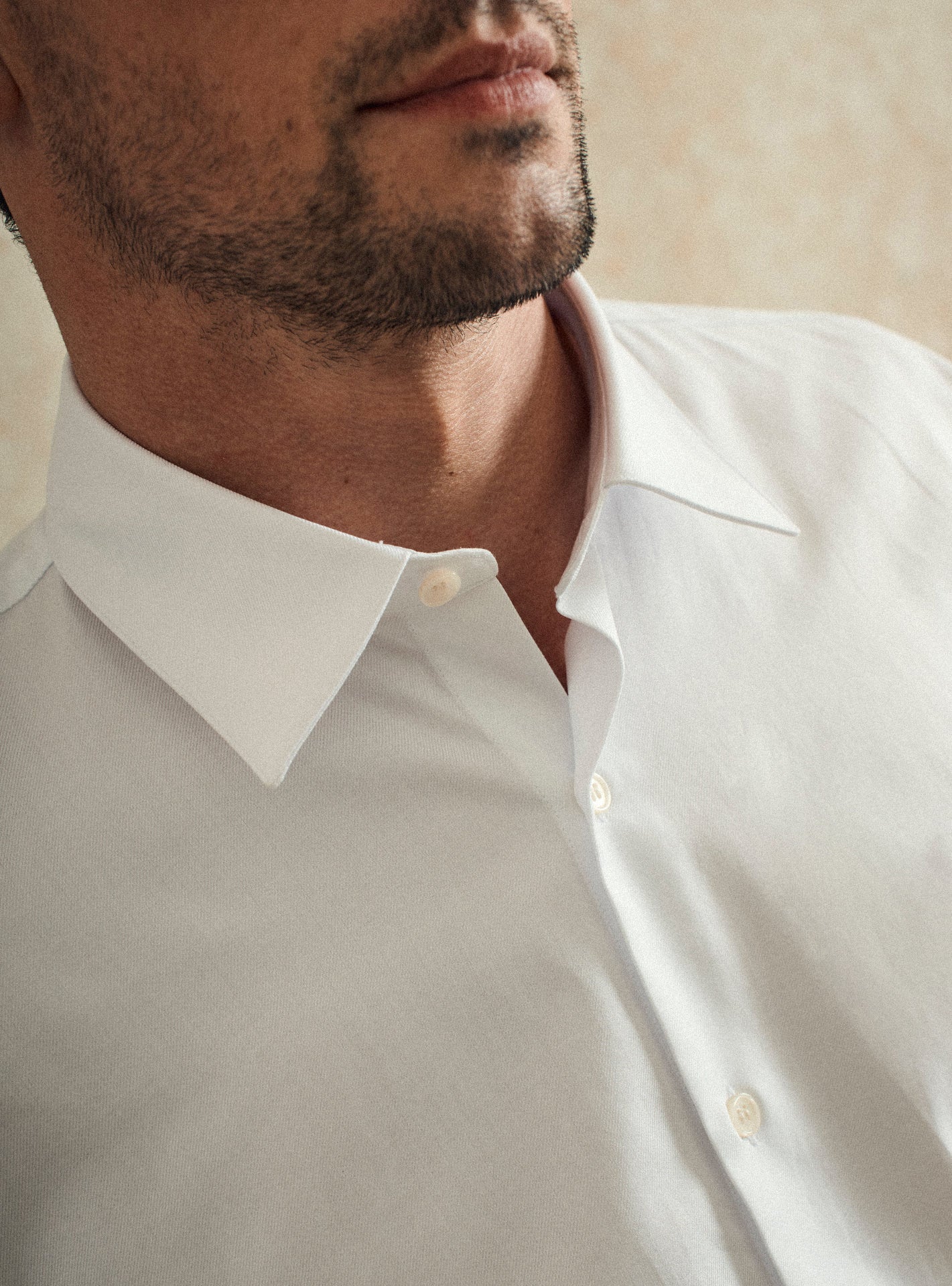 Chemise Jake White –  Chemise 100% coton unie blanche avec coupe semi-ajustée et col français – gros plan