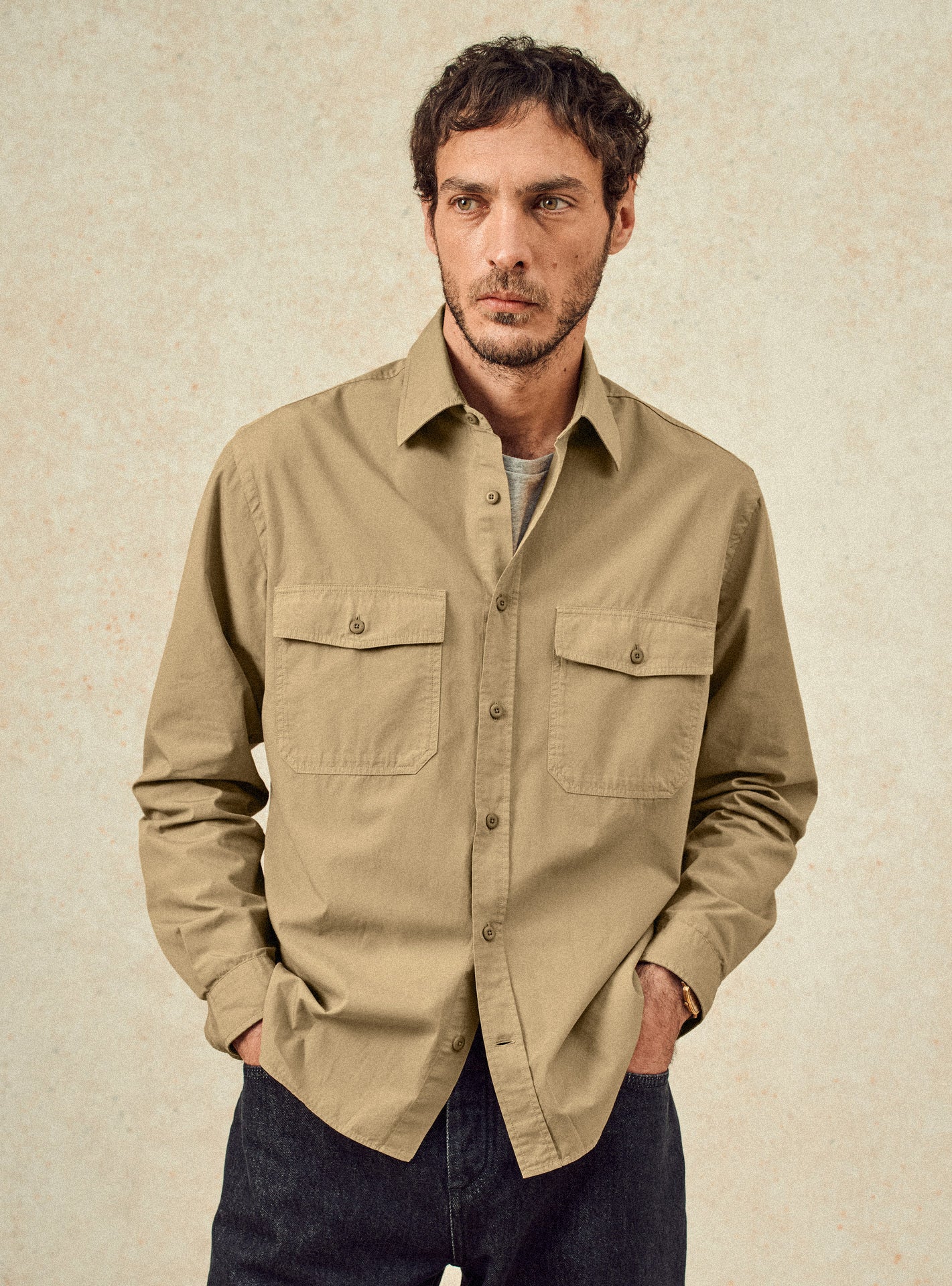 Chemise Robert Osier – Chemise 100% coton biologique beige avec coupe casual ample et Poches plaquées – plan taille 