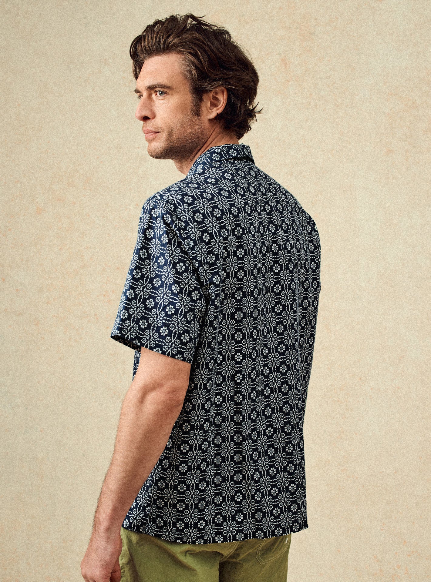Chemise Harry Océan/Ecru – Chemise 52% lin, 48% coton avec imprimé bleu et écru, manches courtes et coupe ample – plan taille 
