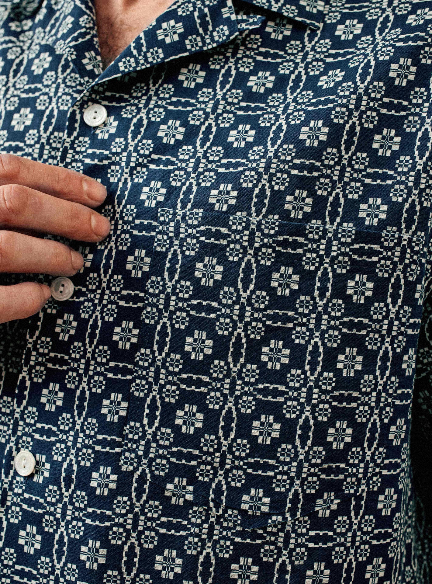 Chemise Harry Océan/Ecru – Chemise 52% lin, 48% coton avec imprimé bleu et écru, manches courtes et coupe ample – gros plan