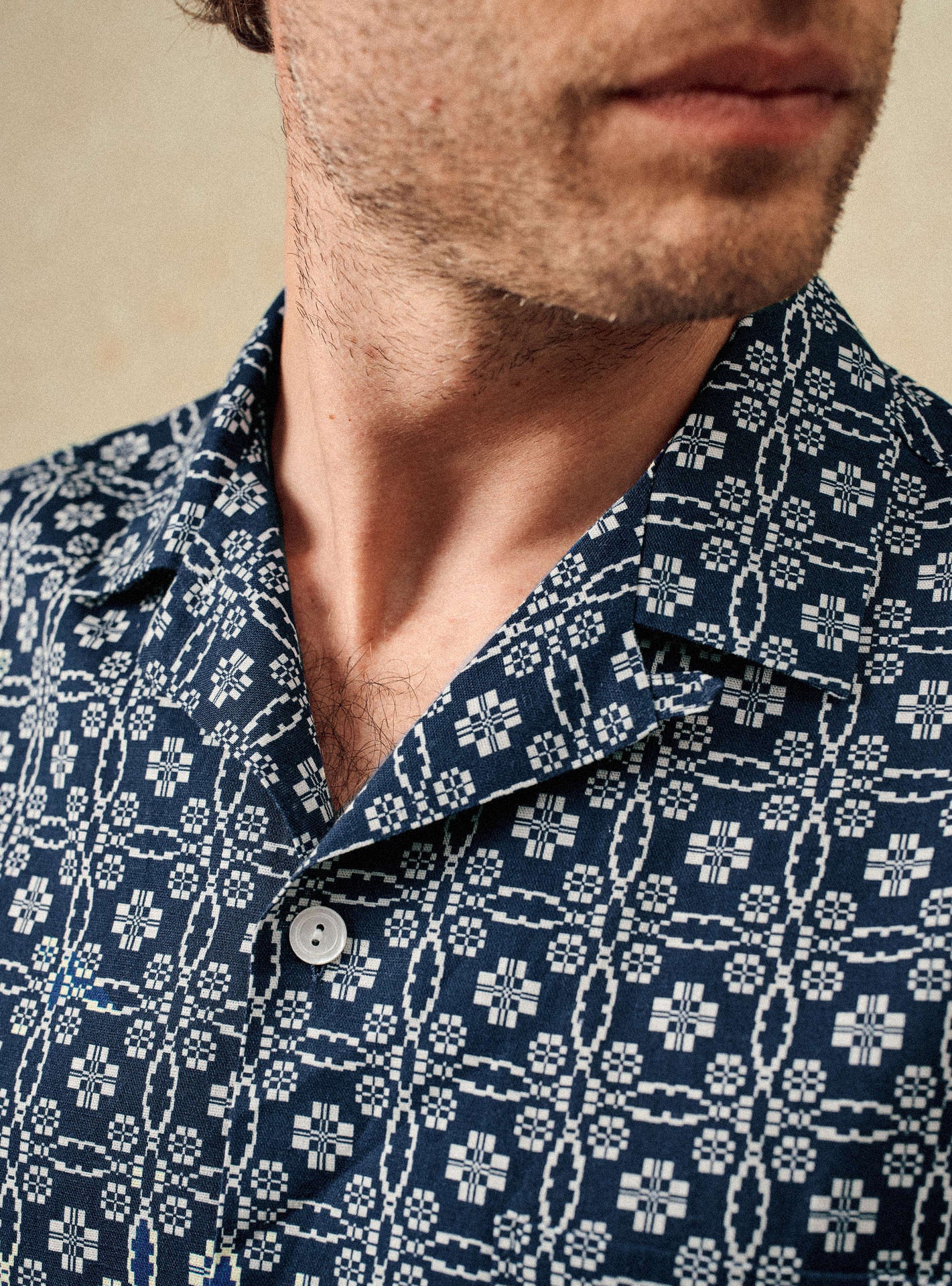 Chemise Harry Océan/Ecru – Chemise 52% lin, 48% coton avec imprimé bleu et écru, manches courtes et coupe ample – gros plan