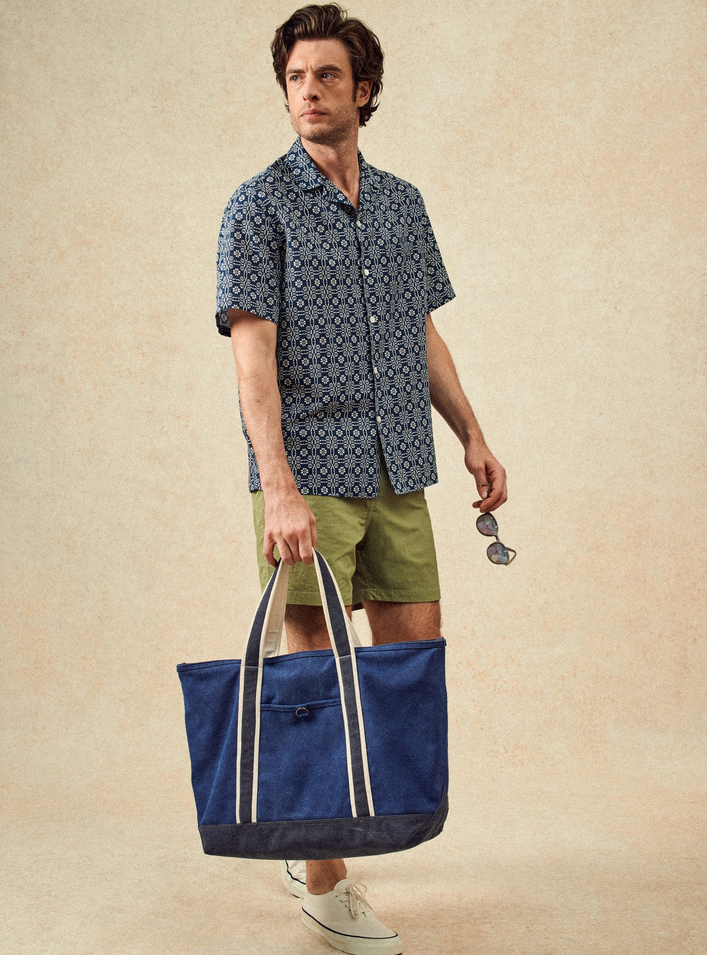 Chemise Harry Océan/Ecru – Chemise 52% lin, 48% coton avec imprimé bleu et écru, manches courtes et coupe ample – plan pied