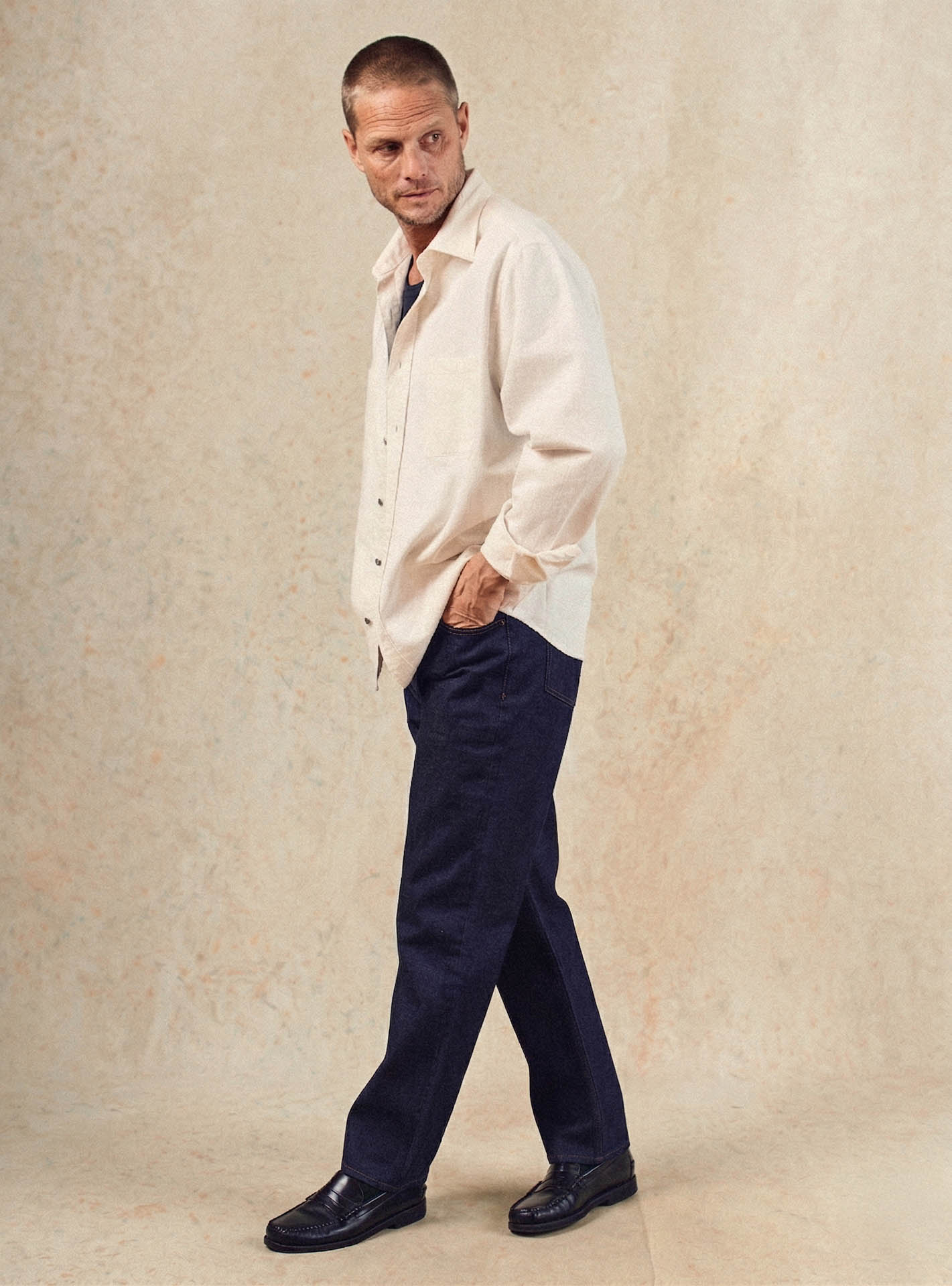 Chemise Roger Ecru – Chemise 100% coton écru avec coupe casual et poches plaquées – plan pied