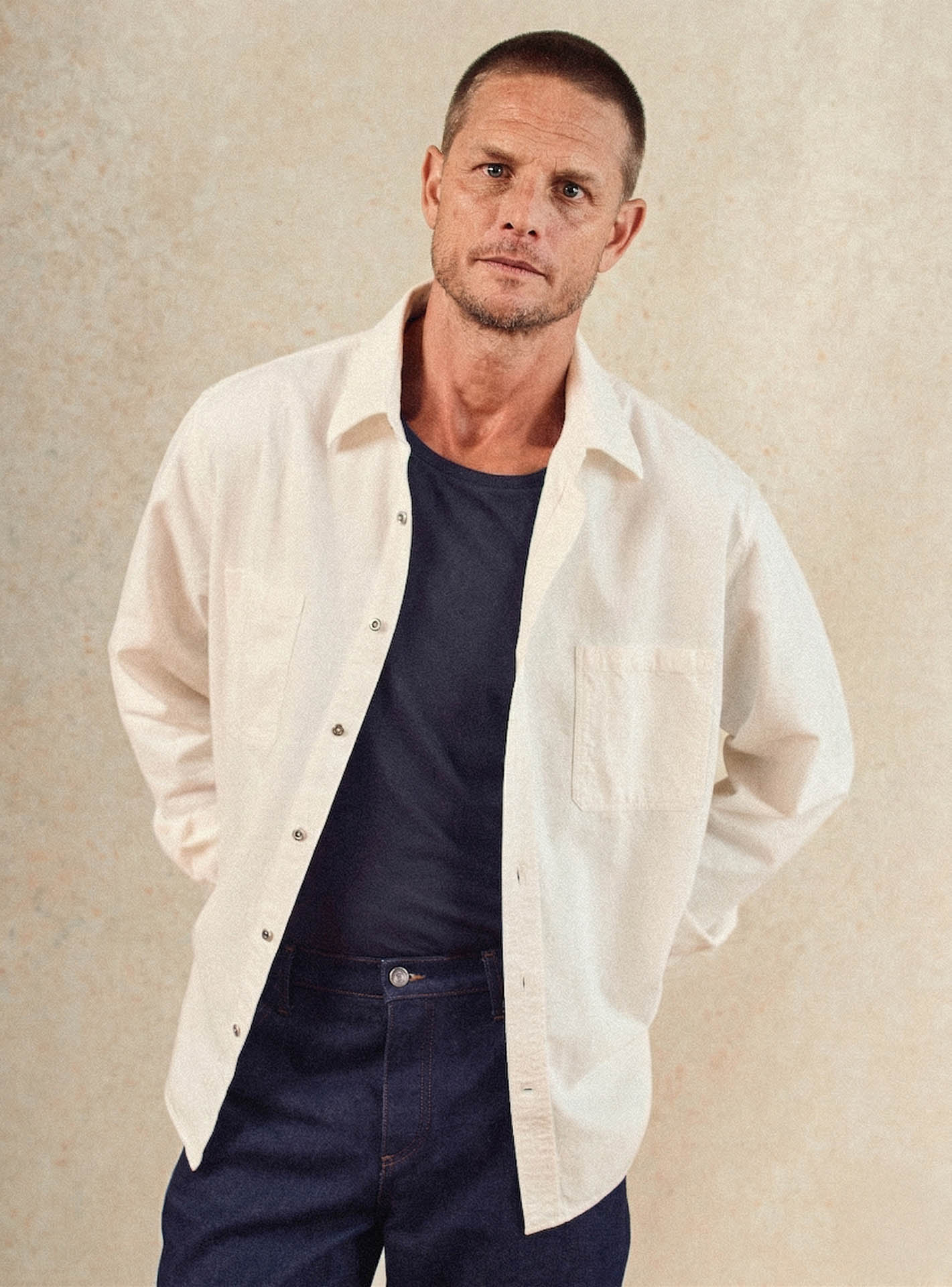 Chemise Roger Ecru – Chemise 100% coton écru avec coupe casual et poches plaquées – plan taille 