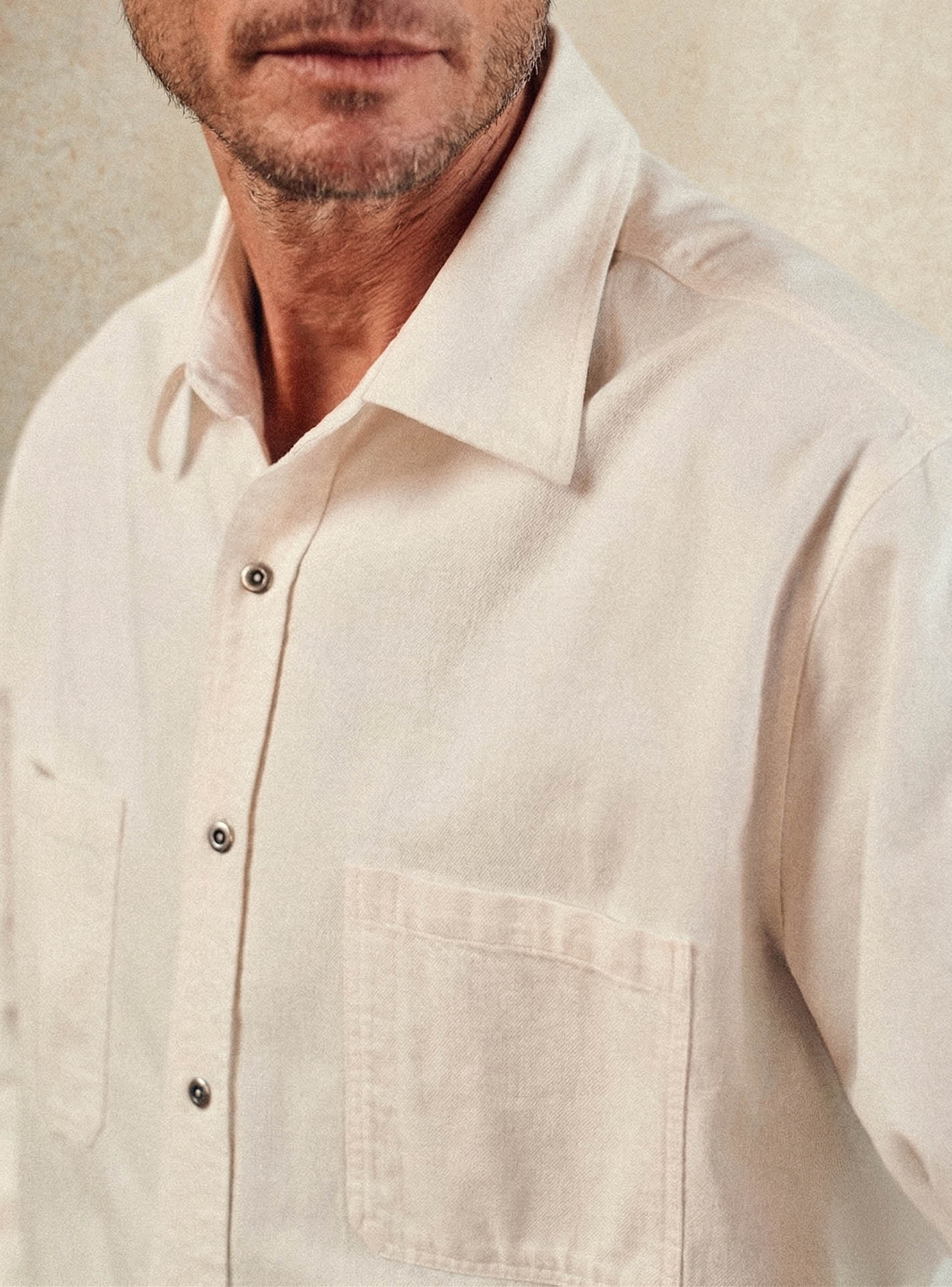 Chemise Roger Ecru – Chemise 100% coton écru avec coupe casual et poches plaquées – gros plan