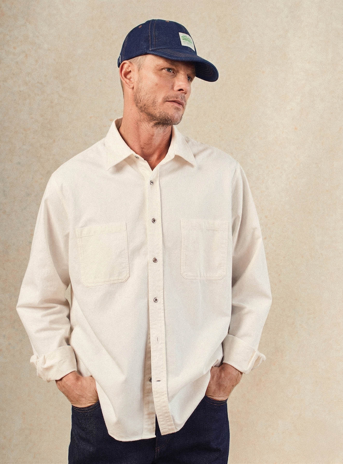 Chemise Roger Ecru – Chemise 100% coton écru avec coupe casual et poches plaquées – plan taille 