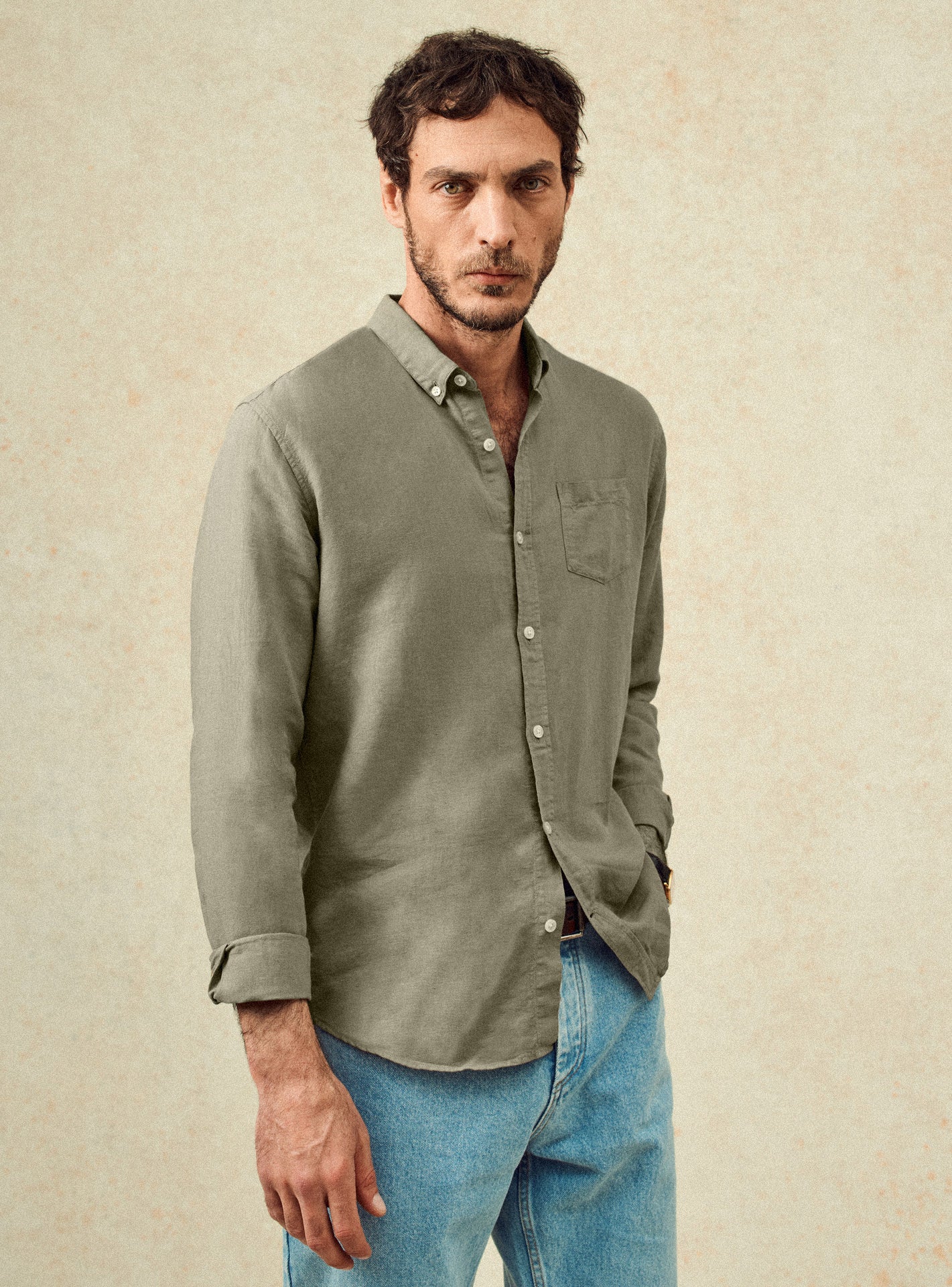 Chemise Tribeca Asperge – Chemise 59% lin, 41% coton vert clair avec coupe droite et col boutonné – plan taille
