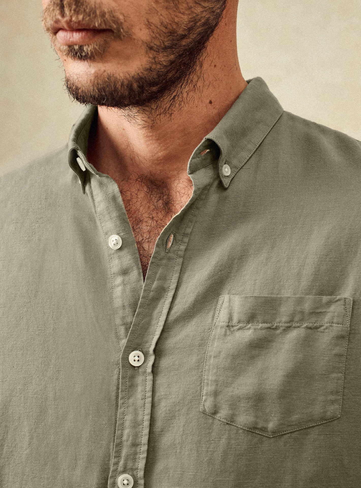 Chemise Tribeca Asperge – Chemise 59% lin, 41% coton vert clair avec coupe droite et col boutonné – gros plan