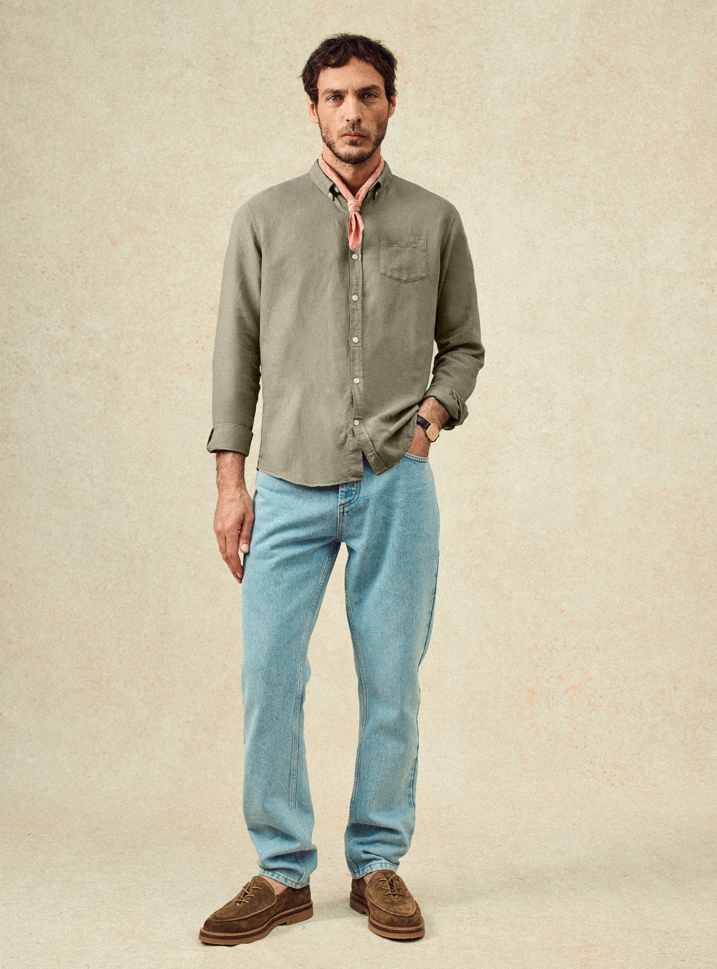 Chemise Tribeca Asperge – Chemise 59% lin, 41% coton vert clair avec coupe droite et col boutonné – plan pied