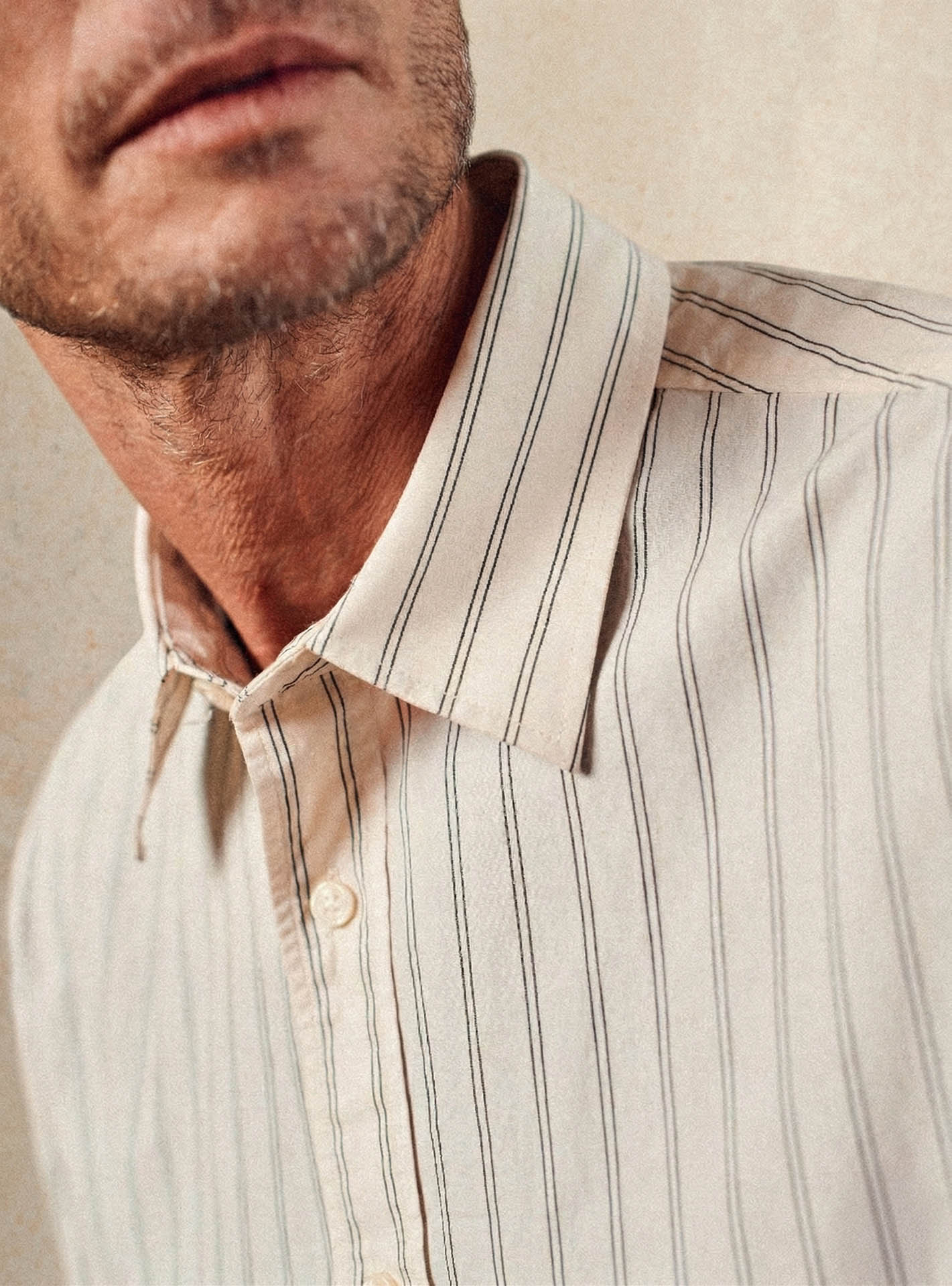 Chemise Robin Brume/Anthracite – Chemise 100% coton biologique rayée beige et gris anthracite avec coupe casual ample et rayures fines – gros plan