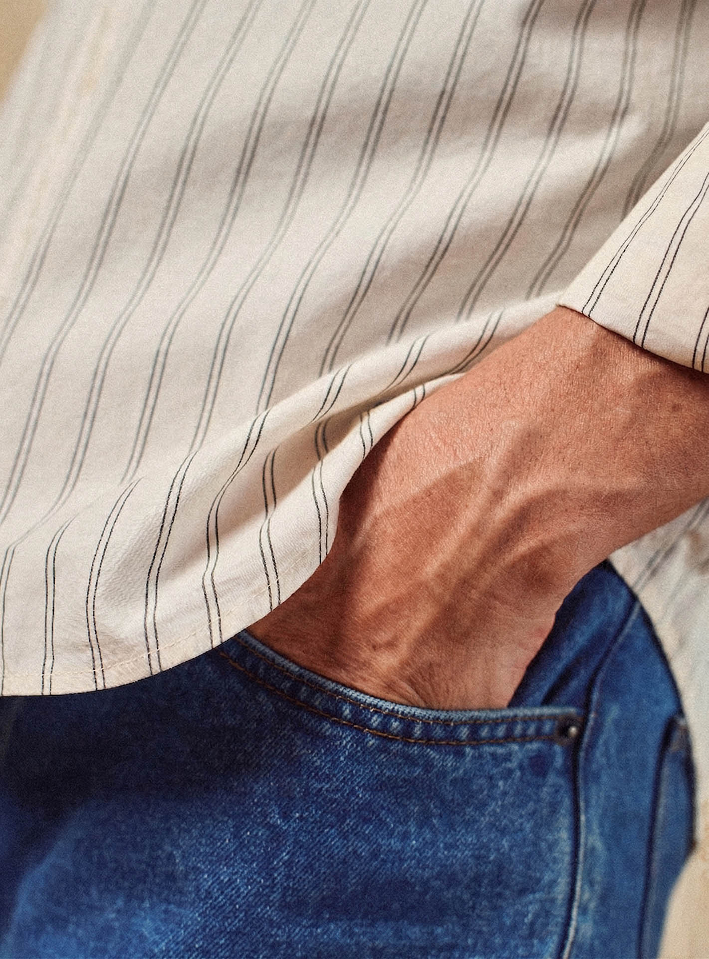 Chemise Robin Brume/Anthracite – Chemise 100% coton biologique rayée beige et gris anthracite avec coupe casual ample et rayures fines – gros plan