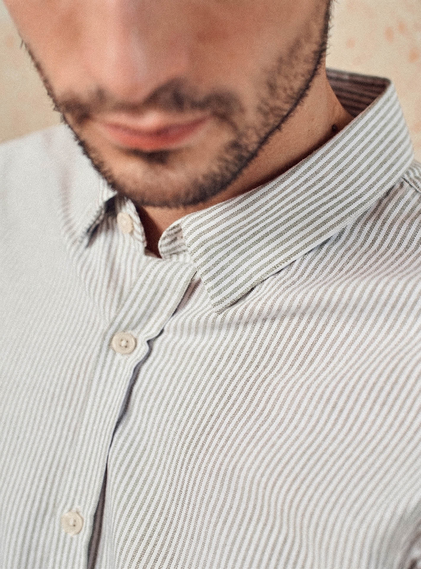 Chemise Mercer Lichen/Ecru – Chemise 100% coton rayée bleu vert et beige avec rayures verticales et coupe droite – gros plan
