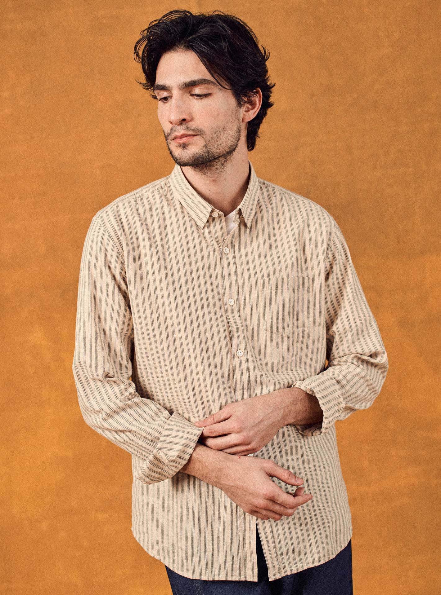 Chemise Soho Ecru et Navy – 70% coton 30% lin bleu marine et écru à rayures et petite poche plaquées - plan taille