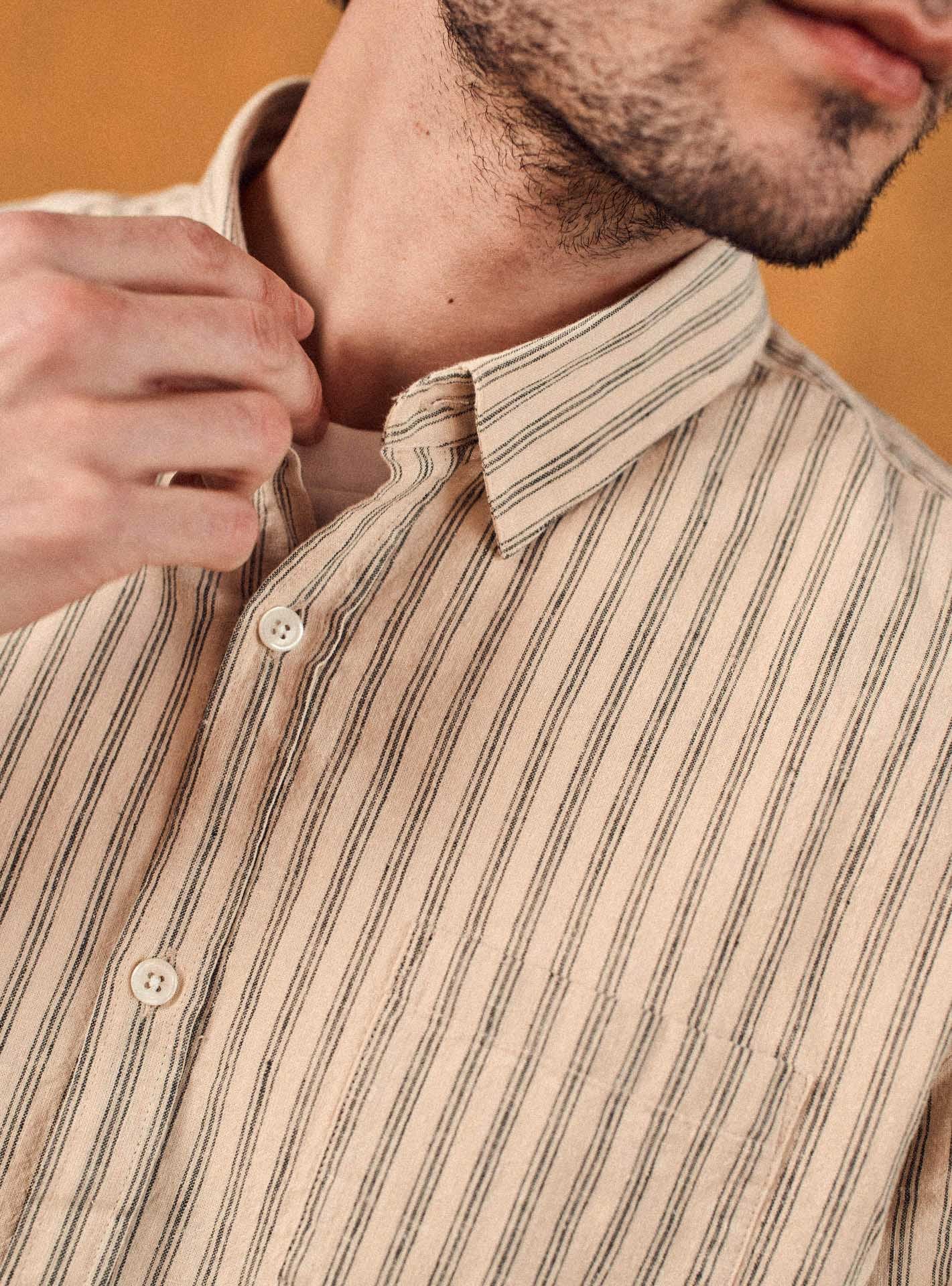 Chemise Soho Ecru et Navy – 70% coton 30% lin bleu marine et écru à rayures et petite poche plaquées - gros plan 