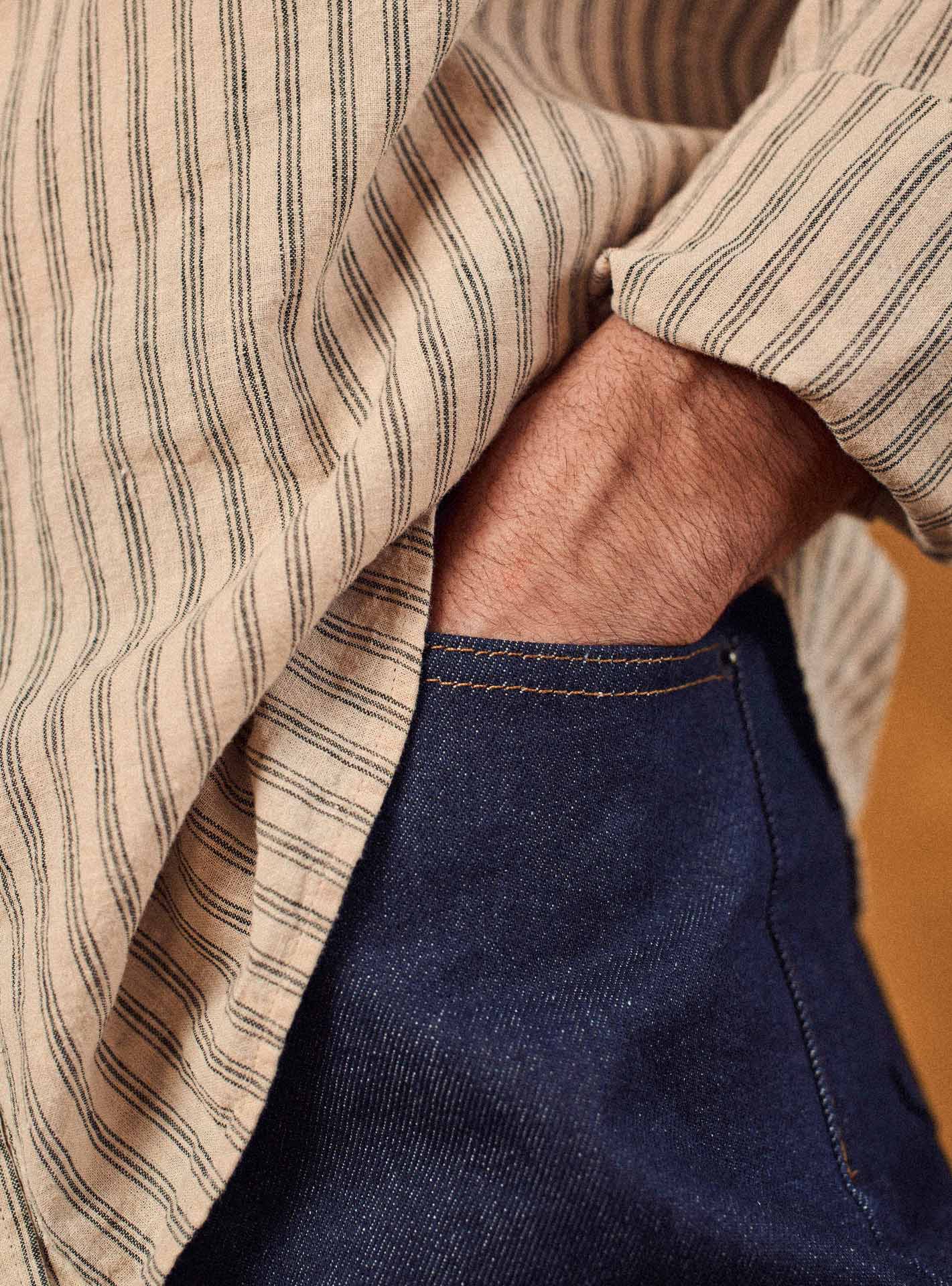 Chemise Soho Ecru et Navy – 70% coton 30% lin bleu marine et écru à rayures et petite poche plaquées - gros plan