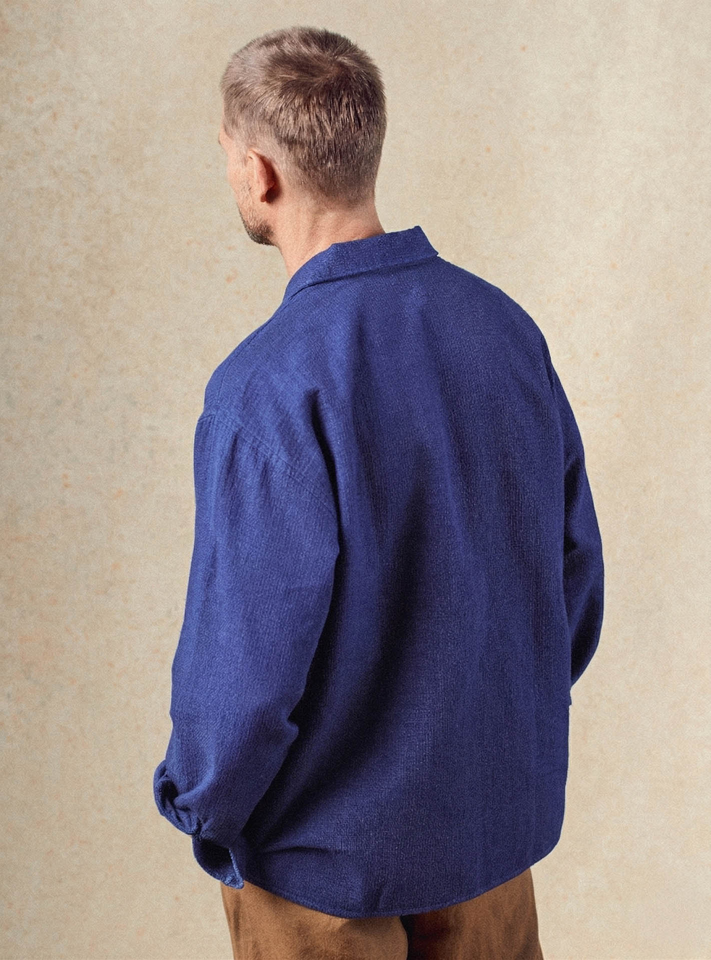 Chemise Liam Stone - Chemise 100% coton bleu indigo avec coupe casual et col cubain – plan taille